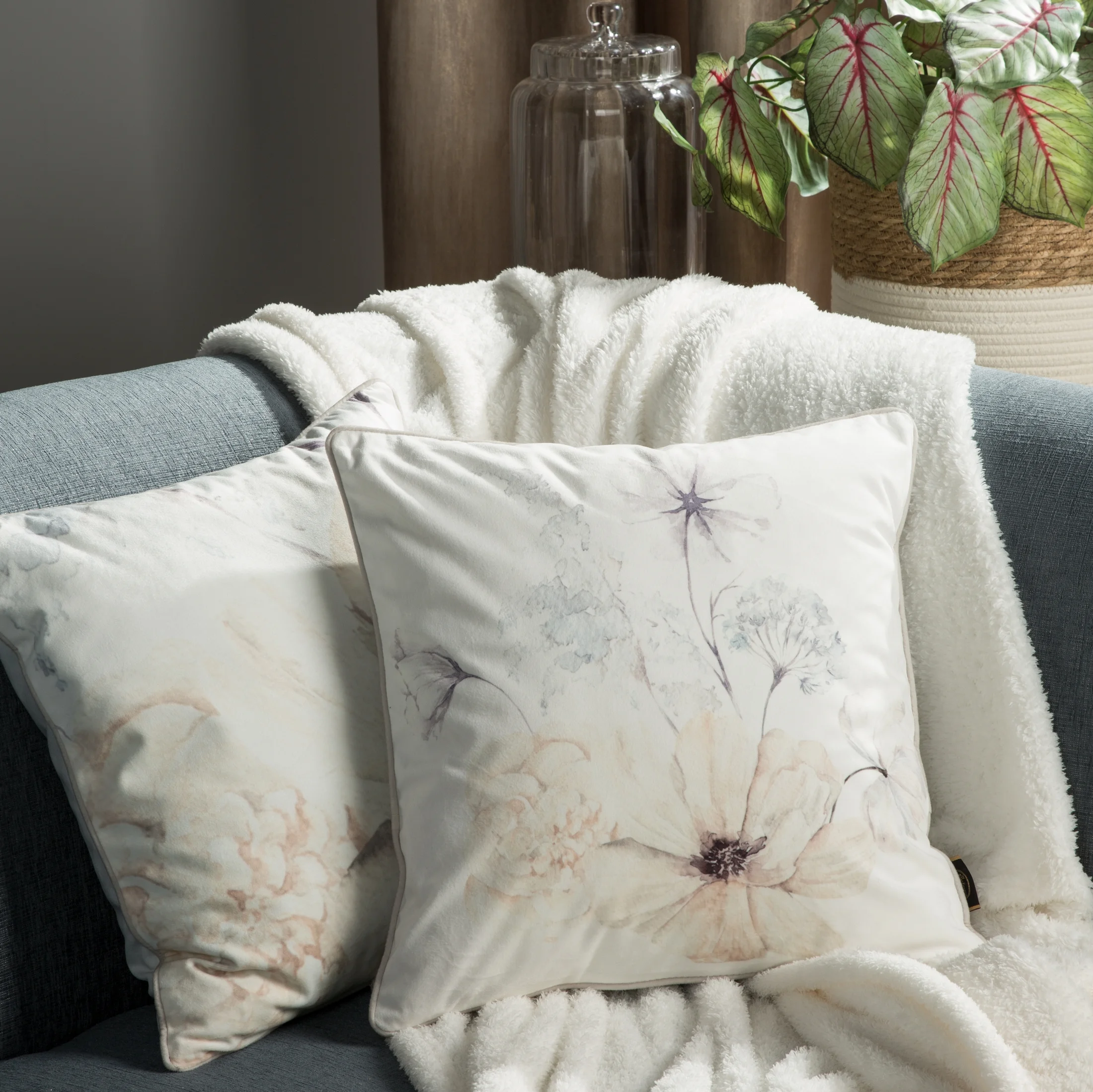 Poszewka na poduszkę 45x45 cm welwetowa, dwustronna z motywem kwiatów z wypustką na brzegach kremowo, beżowa VELVET 127 EUROFIRANY PREMIUM