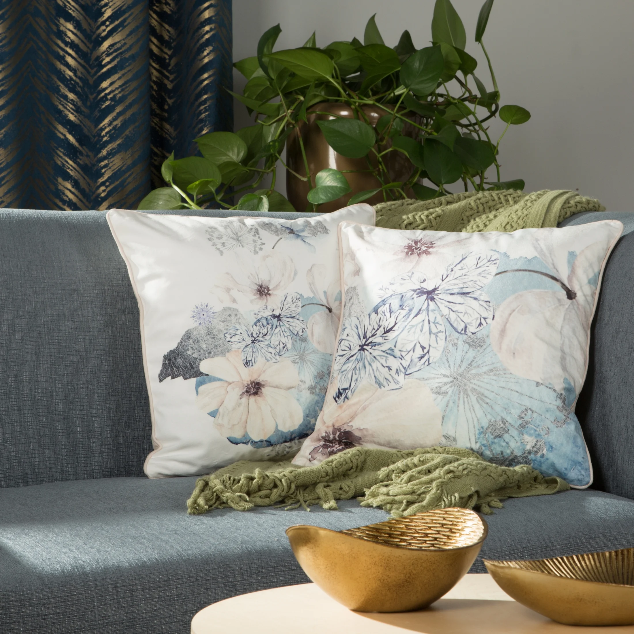 Poszewka na poduszkę 45x45 cm welwetowa, dwustronna z motywem kwiatów z wypustką na brzegach kremowo, niebieska VELVET 125 EUROFIRANY PREMIUM