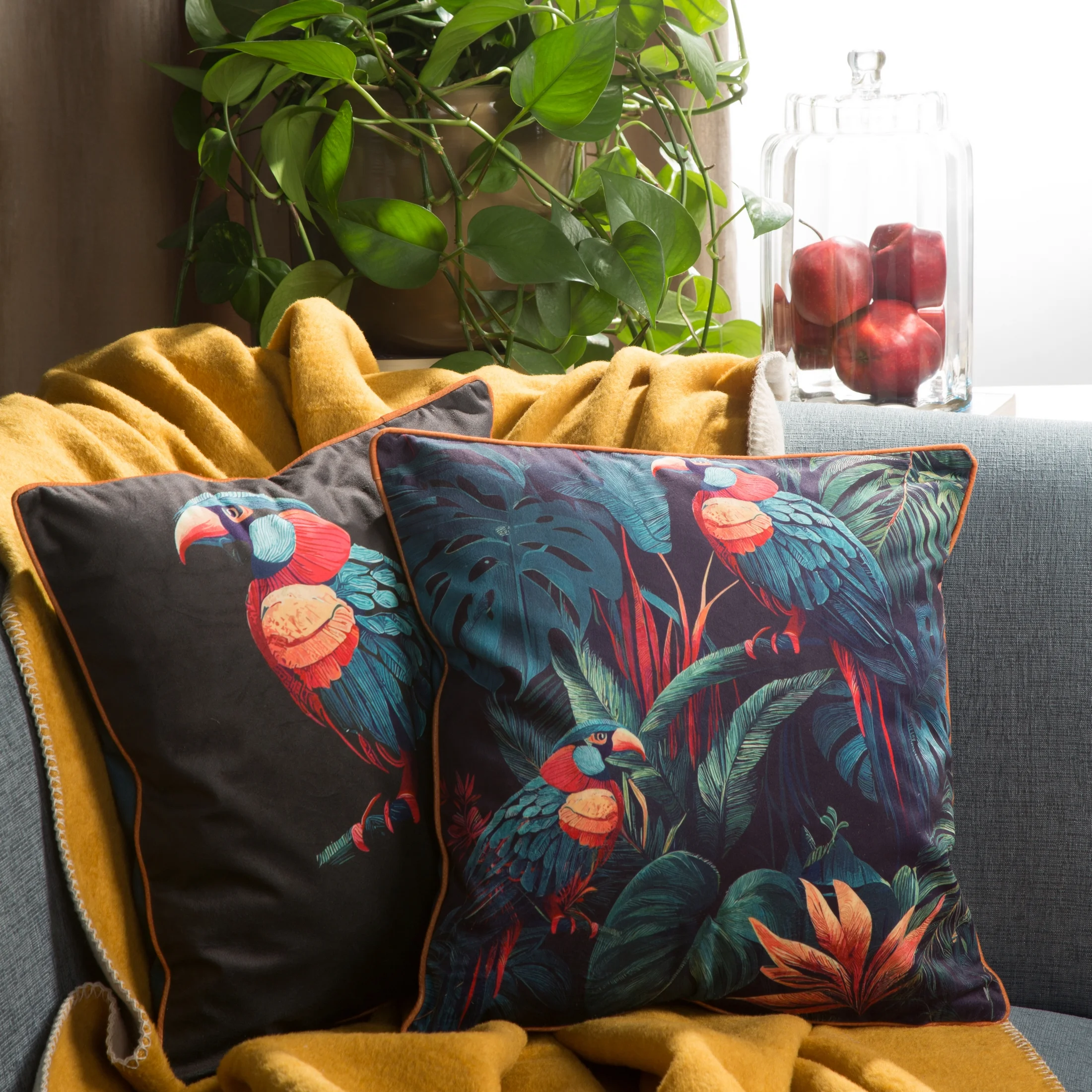 Poszewka na poduszkę 45x45 cm welwetowa, dwustronna z motywem papugi z wypustką na brzegach turkusowo, czerwona VELVET 118 EUROFIRANY PREMIUM