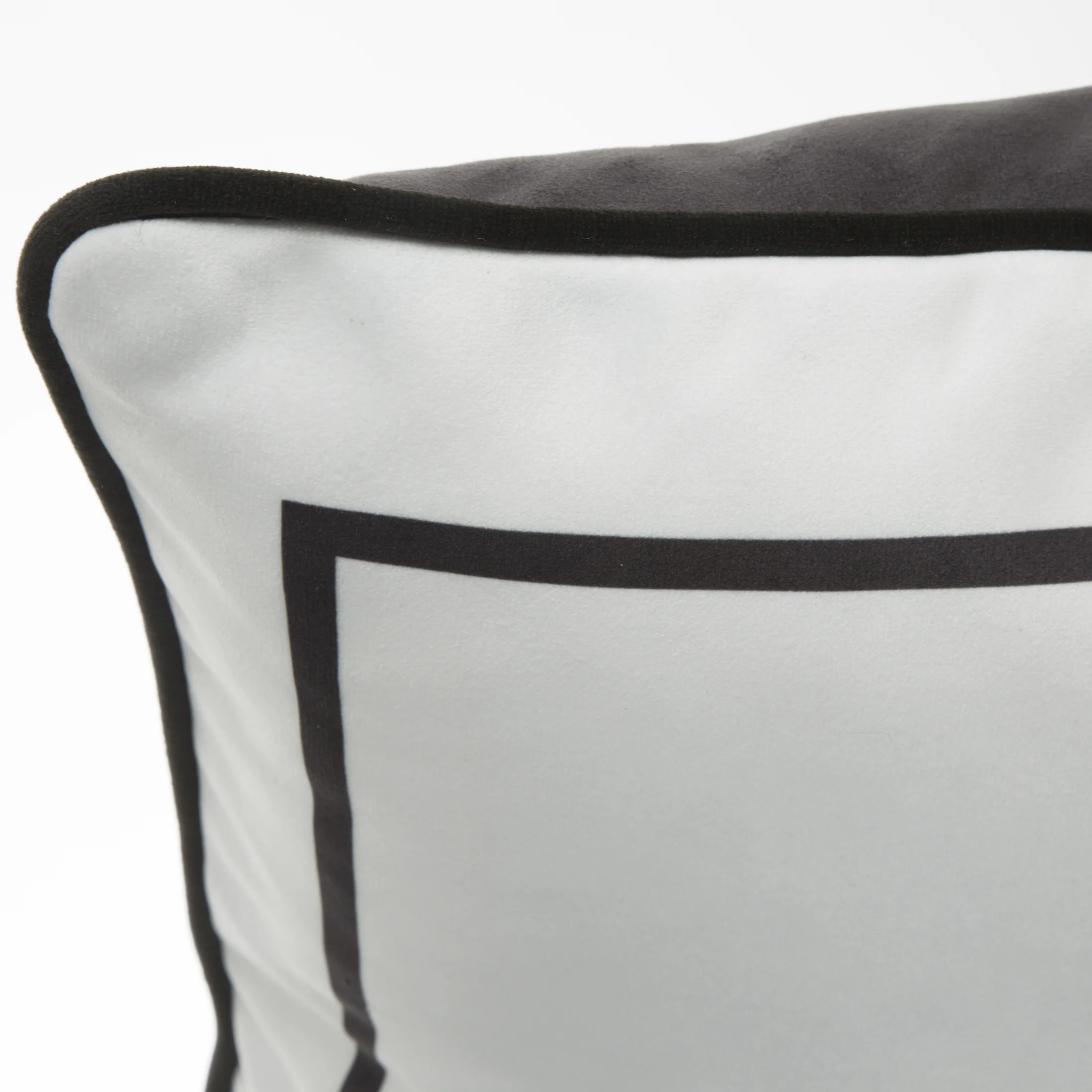 Poszewka na poduszkę 45x45 cm welwetowa i ozdobnym logiem biało, czarna EVA 3 EVA MINGE Eurofirany