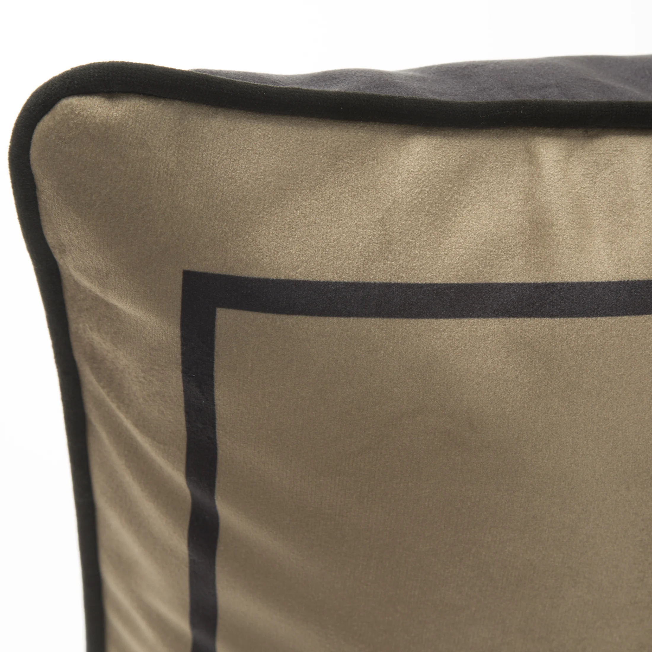 Poszewka na poduszkę 45x45 cm welwetowa i ozdobnym logiem złoto, czarna EVA 4 EVA MINGE Eurofirany