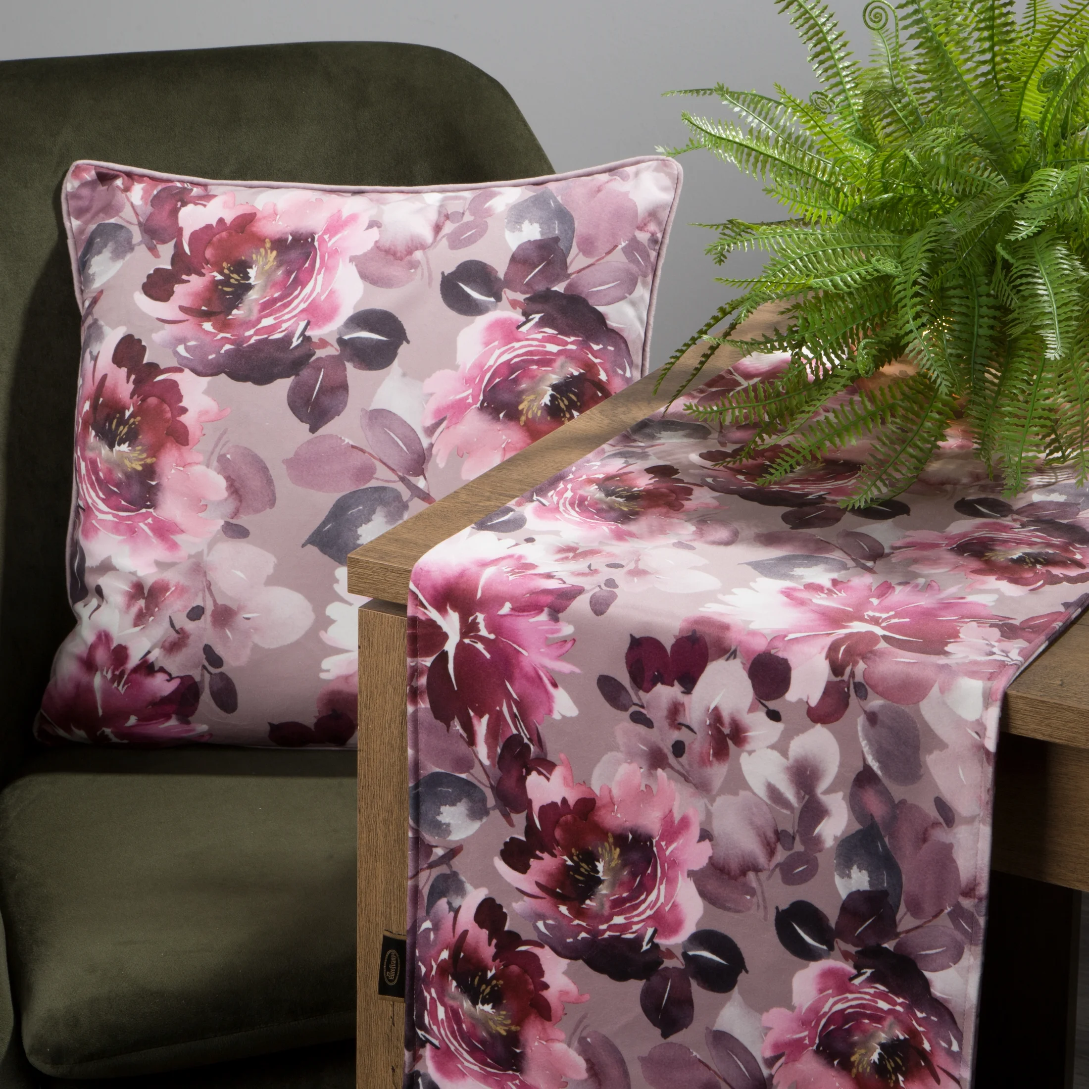 Poszewka na poduszkę 45x45 cm welwetowa z efektem malowanych kwiatów pudrowo różowa VELVET 64 EUROFIRANY PREMIUM