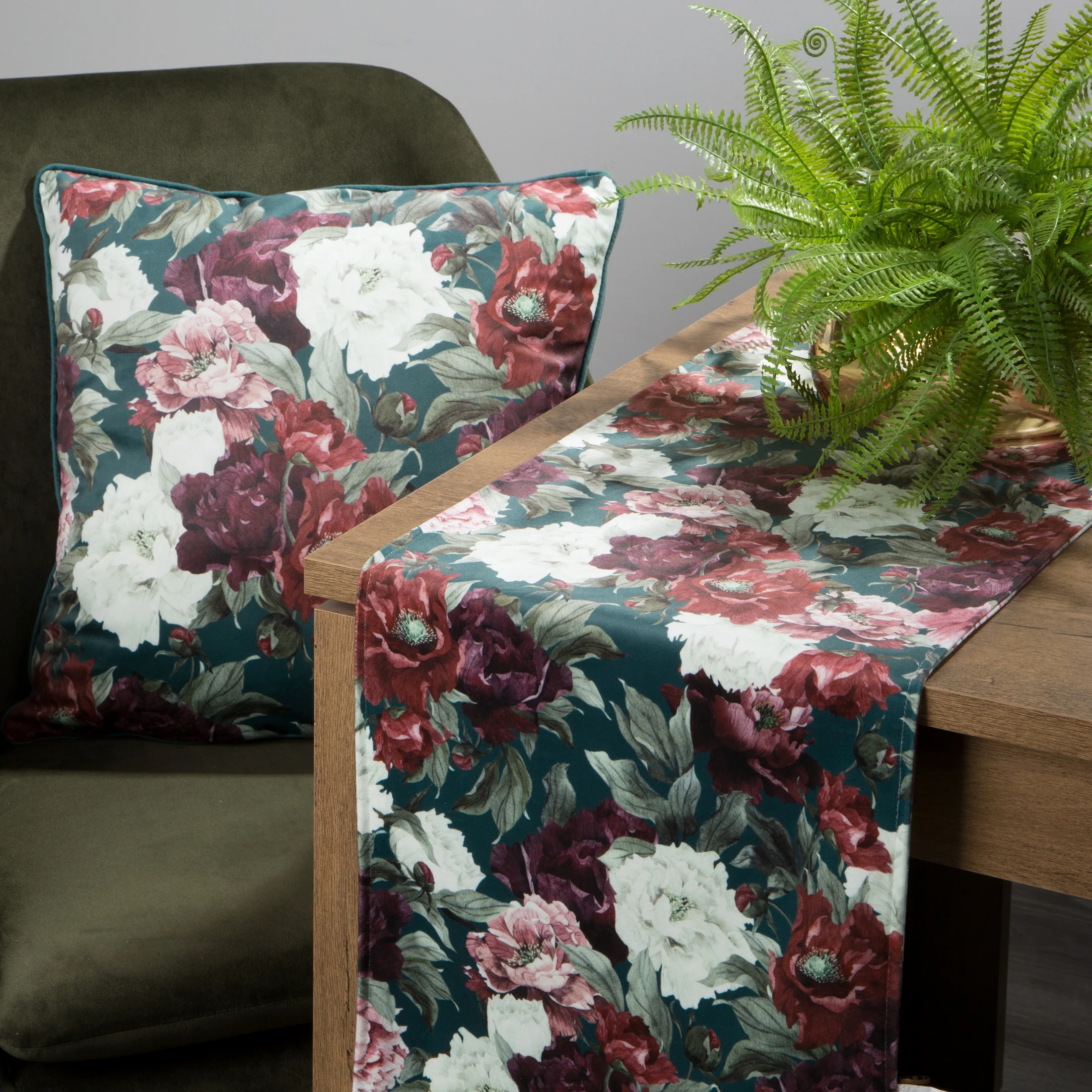 Poszewka na poduszkę 45x45 cm welwetowa z efektem malowanych kwiatów zielono, bordowa VELVET 65 EUROFIRANY PREMIUM