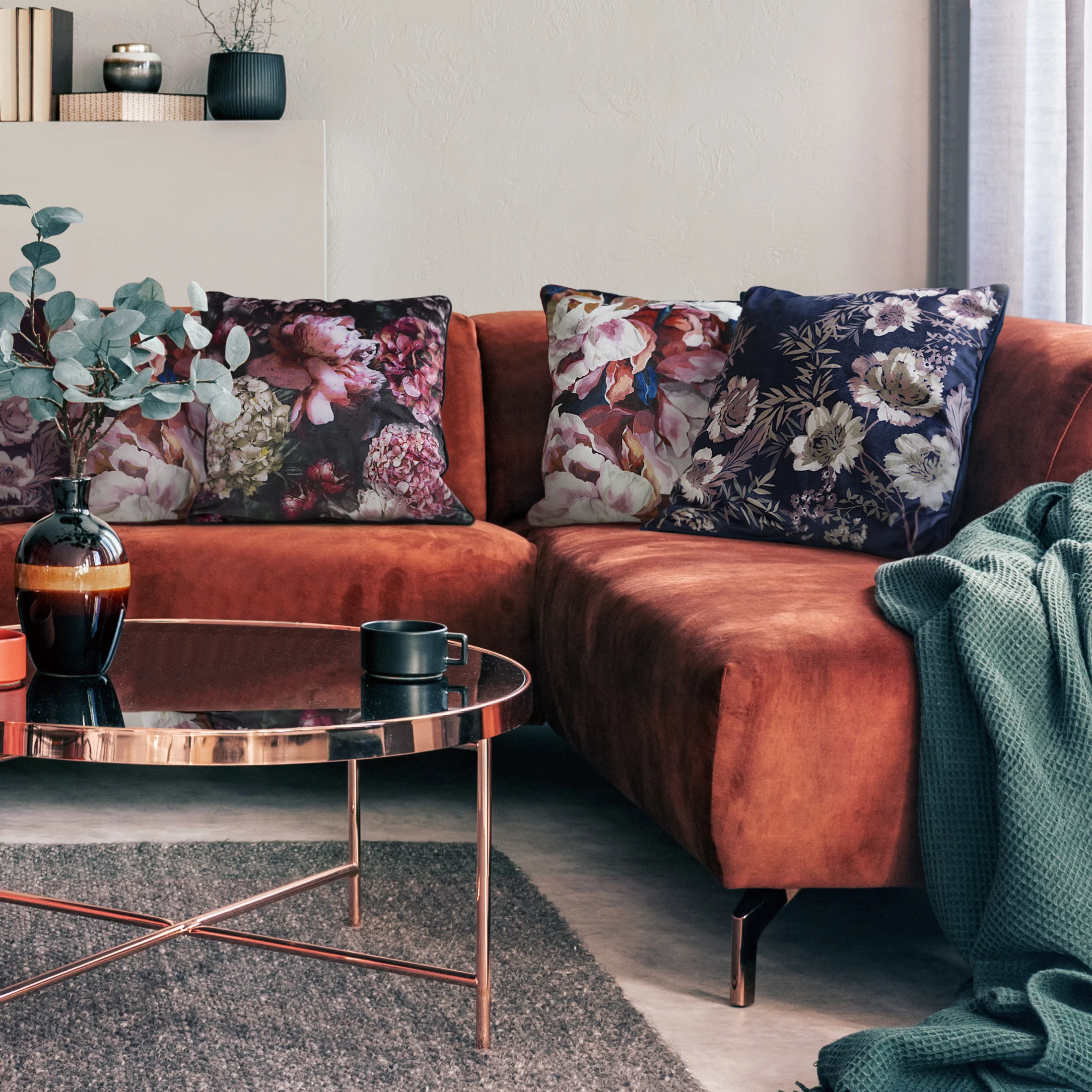 Poszewka na poduszkę 45x45 cm welwetowa z motywem kwiatowym i estetyczną lamówką granatowo, różowa VELVET 21 EUROFIRANY PREMIUM