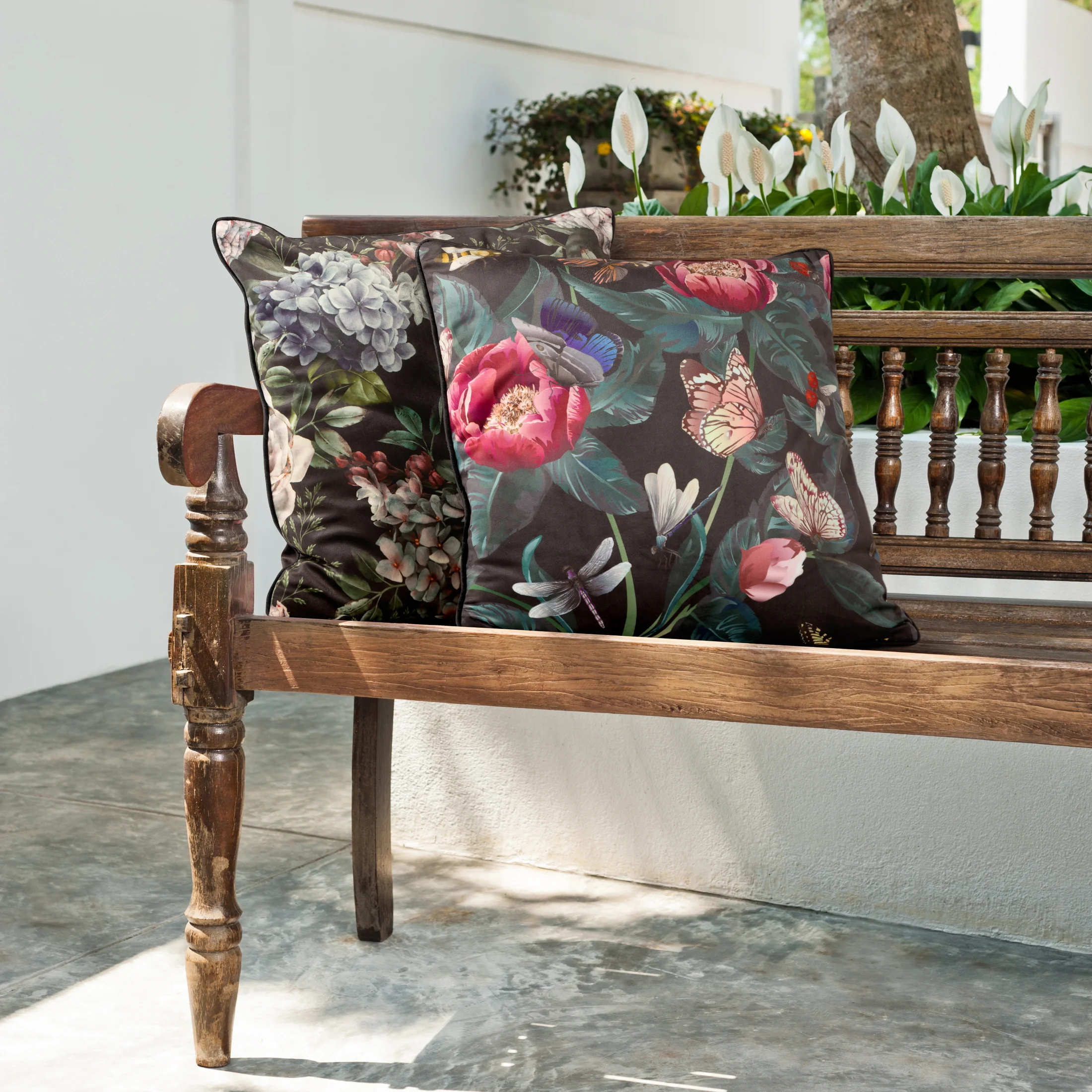 Poszewka na poduszkę 45x45 cm welwetowa z motywem polnych kwiatów grafitowo, różowa VELVET 61 EUROFIRANY PREMIUM