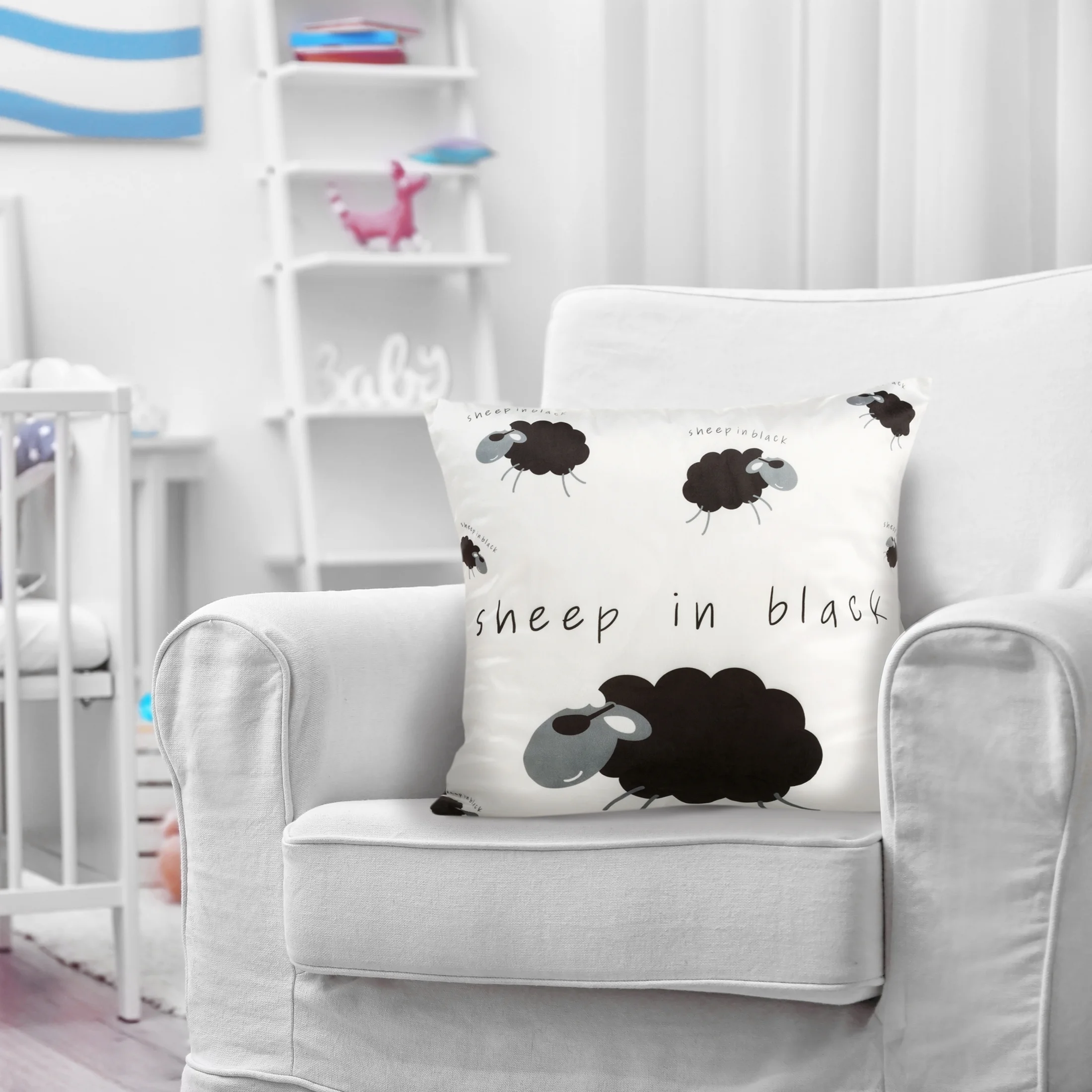 Poszewka na poduszkę 45x45 cm welwetowa z motywem słodkich baranków biało, czarna KIDS 5 DESIGN 93 Eurofirany