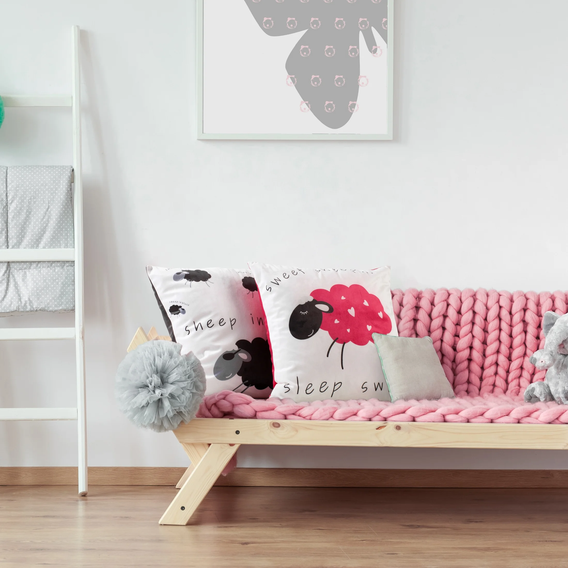 Poszewka na poduszkę 45x45 cm welwetowa z motywem słodkich baranków biało, różowa KIDS 6 DESIGN 94 Eurofirany
