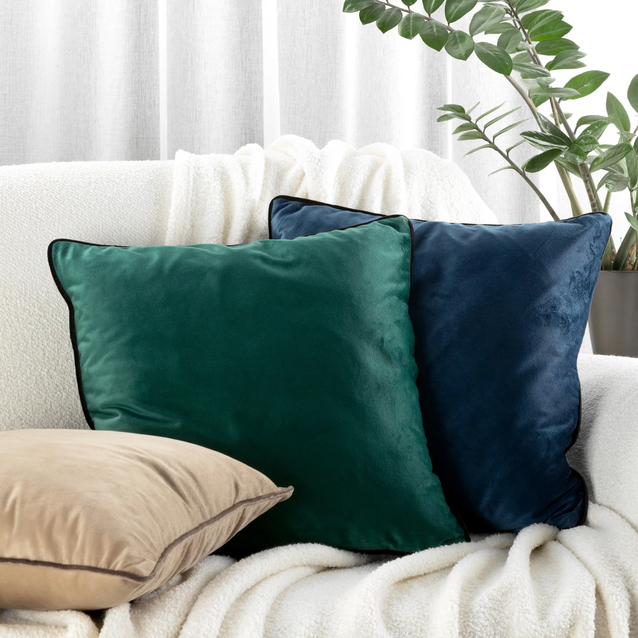 Poszewka na poduszkę 45x45 cm welwetowa zdobiona kontrastującą wypustką na brzegach poszewki beżowa MELIA EUROFIRANY PREMIUM