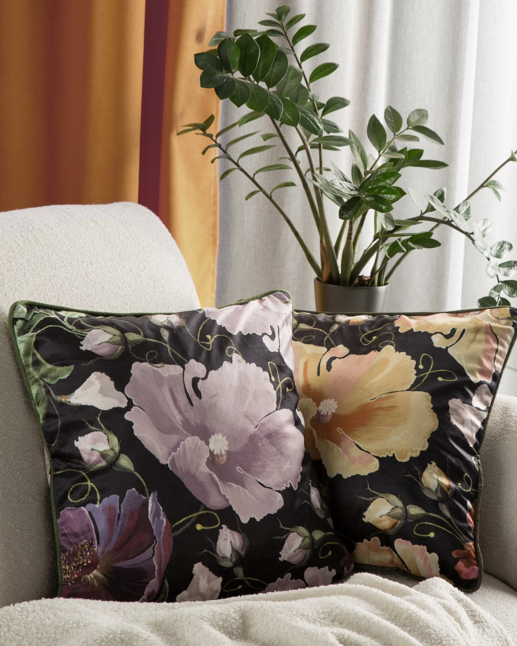 Poszewka na poduszkę 45x45 cm welwetowa zdobiona nadrukiem kwiatów i elegancką lamówką na brzegach czarno, fioletowa VELVET 116 Eurofirany