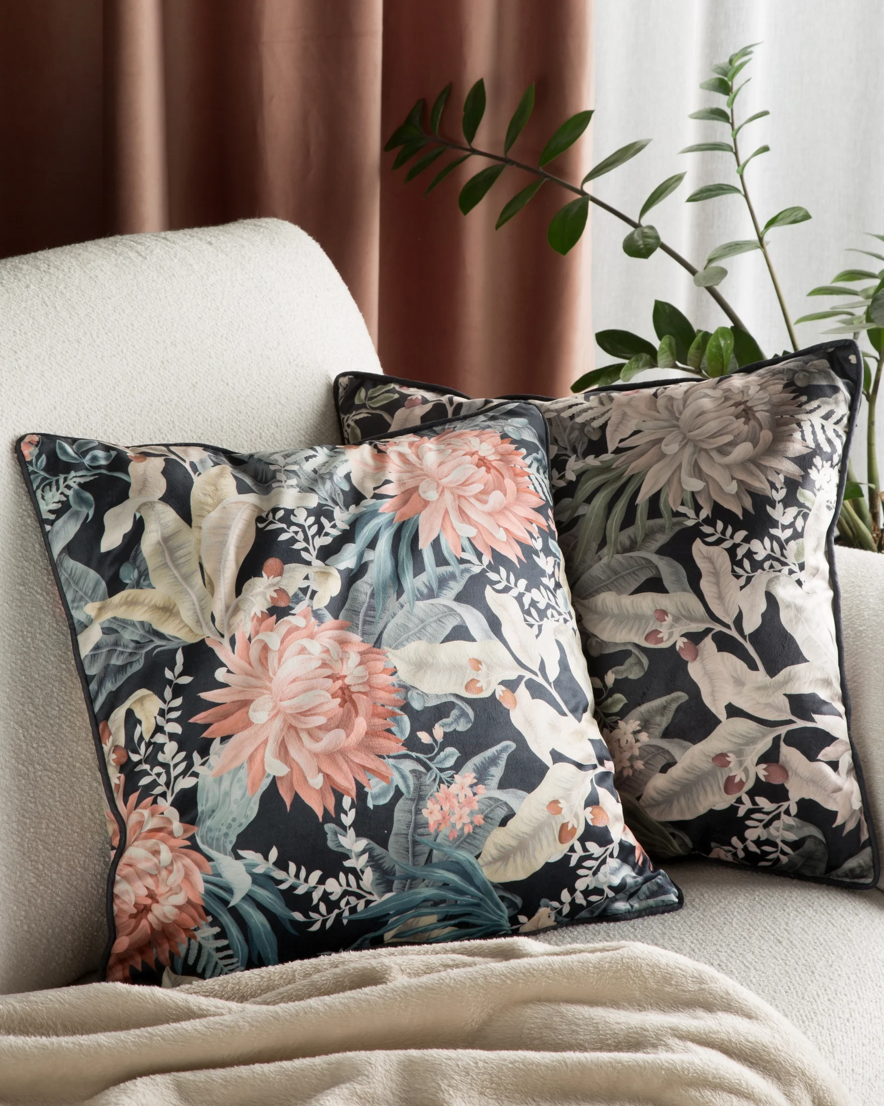 Poszewka na poduszkę 45x45 cm welwetowa zdobiona nadrukiem kwiatów i elegancką lamówką na brzegach czarno, pudrowa VELVET 113 Eurofirany