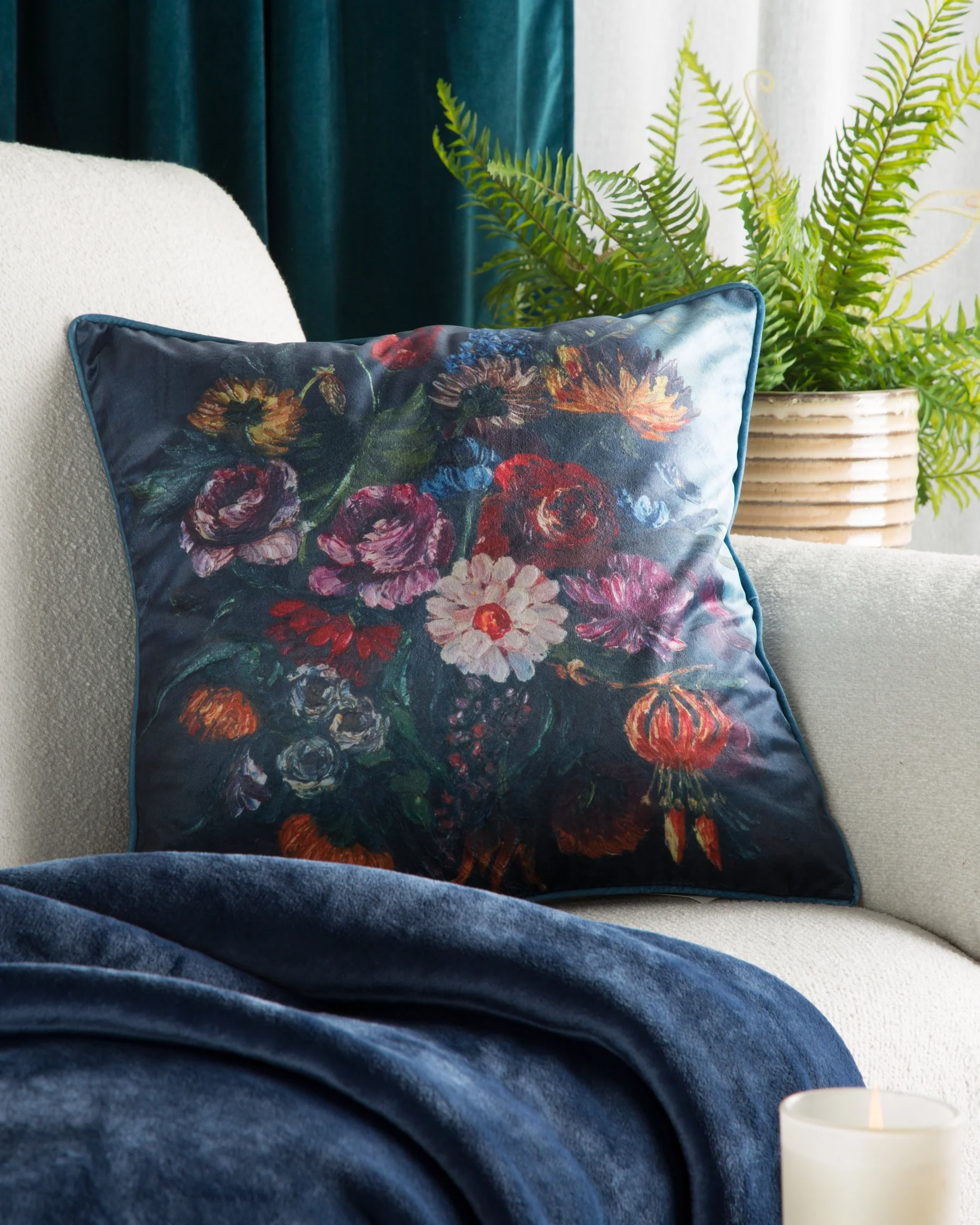 Poszewka na poduszkę 45x45 cm welwetowa zdobiona nadrukiem kwiatów i elegancką lamówką na brzegach granatowo, różowa VELVET 112 Eurofirany