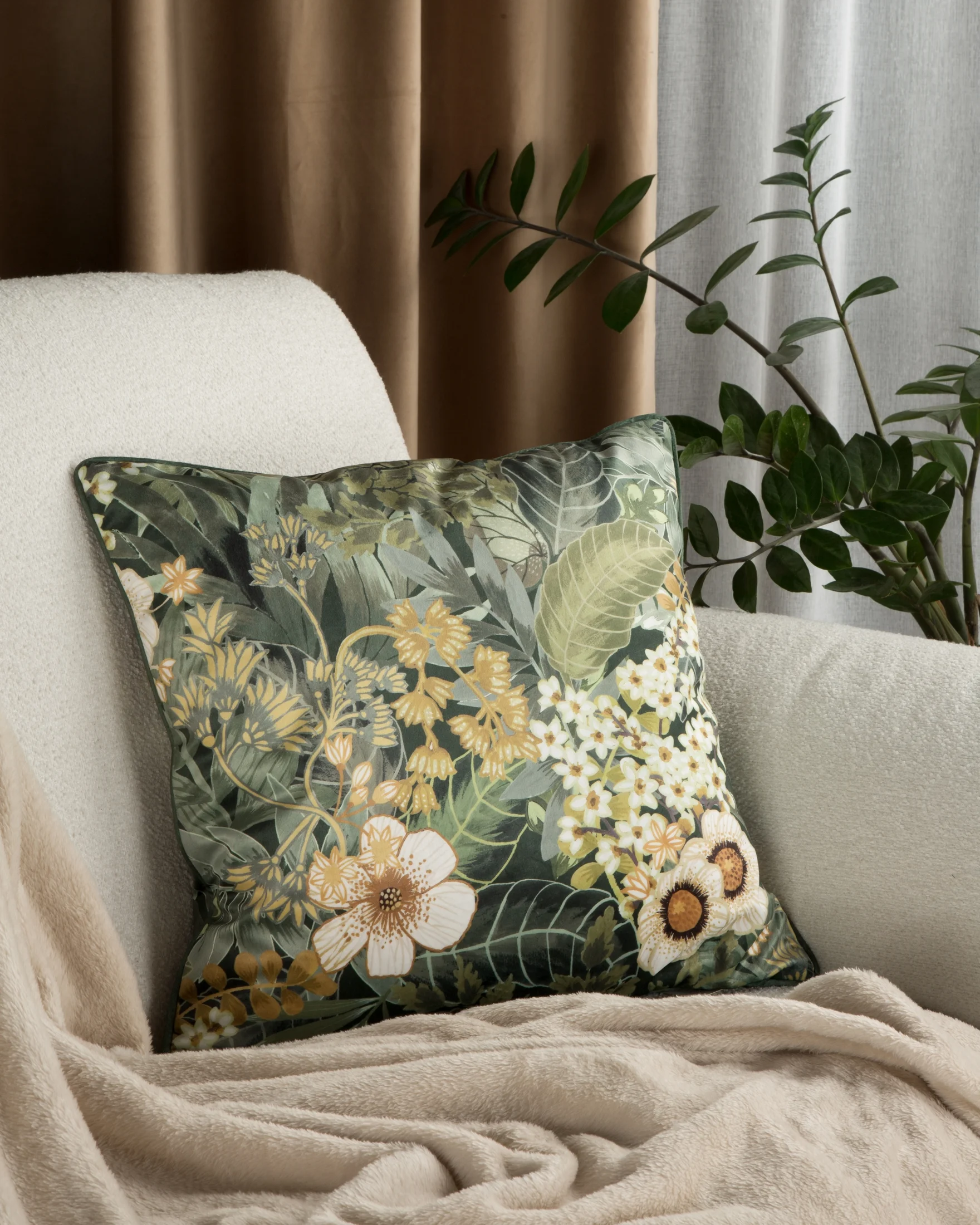 Poszewka na poduszkę 45x45 cm welwetowa zdobiona nadrukiem kwiatów i elegancką lamówką na brzegach zielono, beżowa VELVET 105 Eurofirany