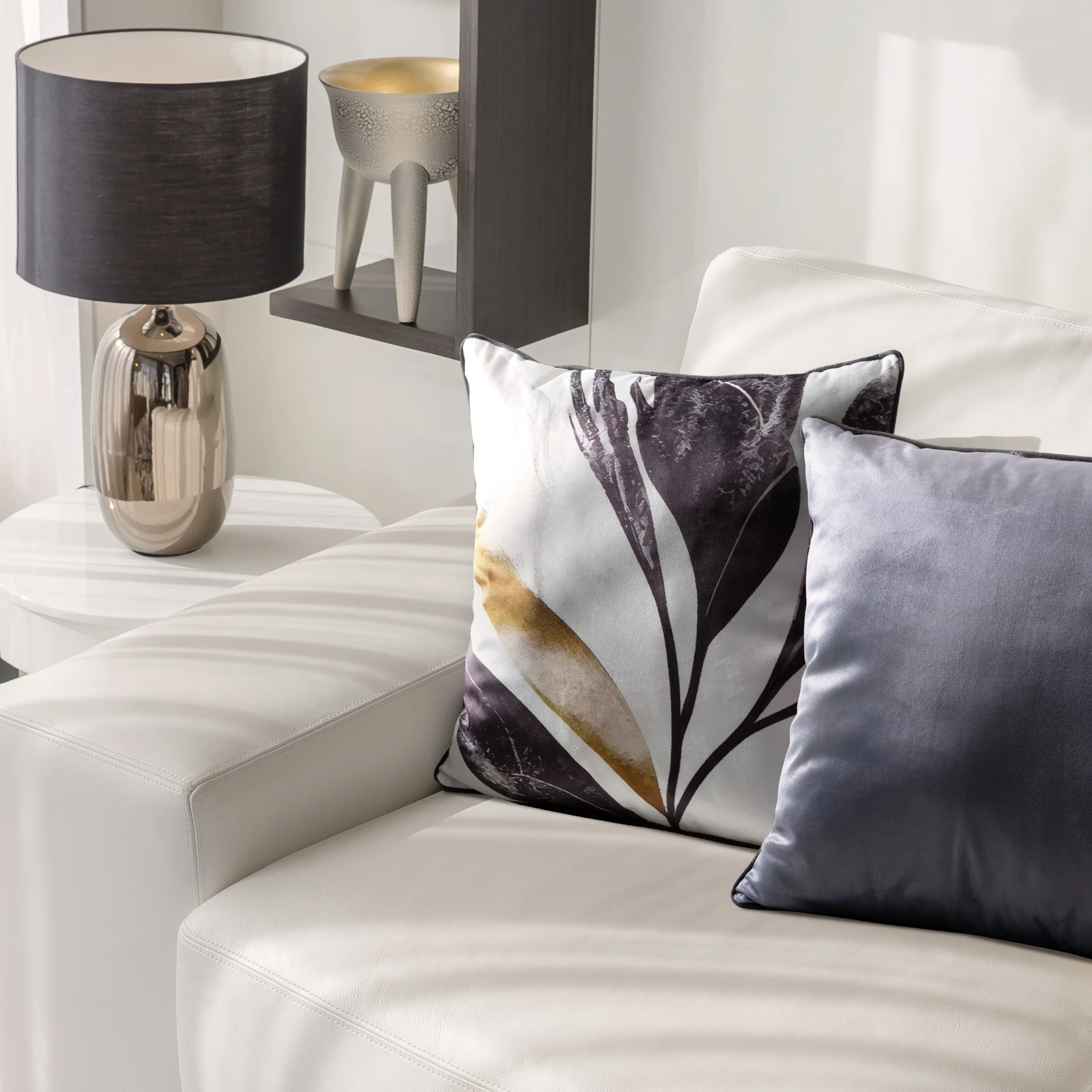 Poszewka na poduszkę 45x45 cm welwetowa zdobiona nadrukiem roślinnym i ozdobną lamówką biało, czarna VELVET 167 EUROFIRANY PREMIUM