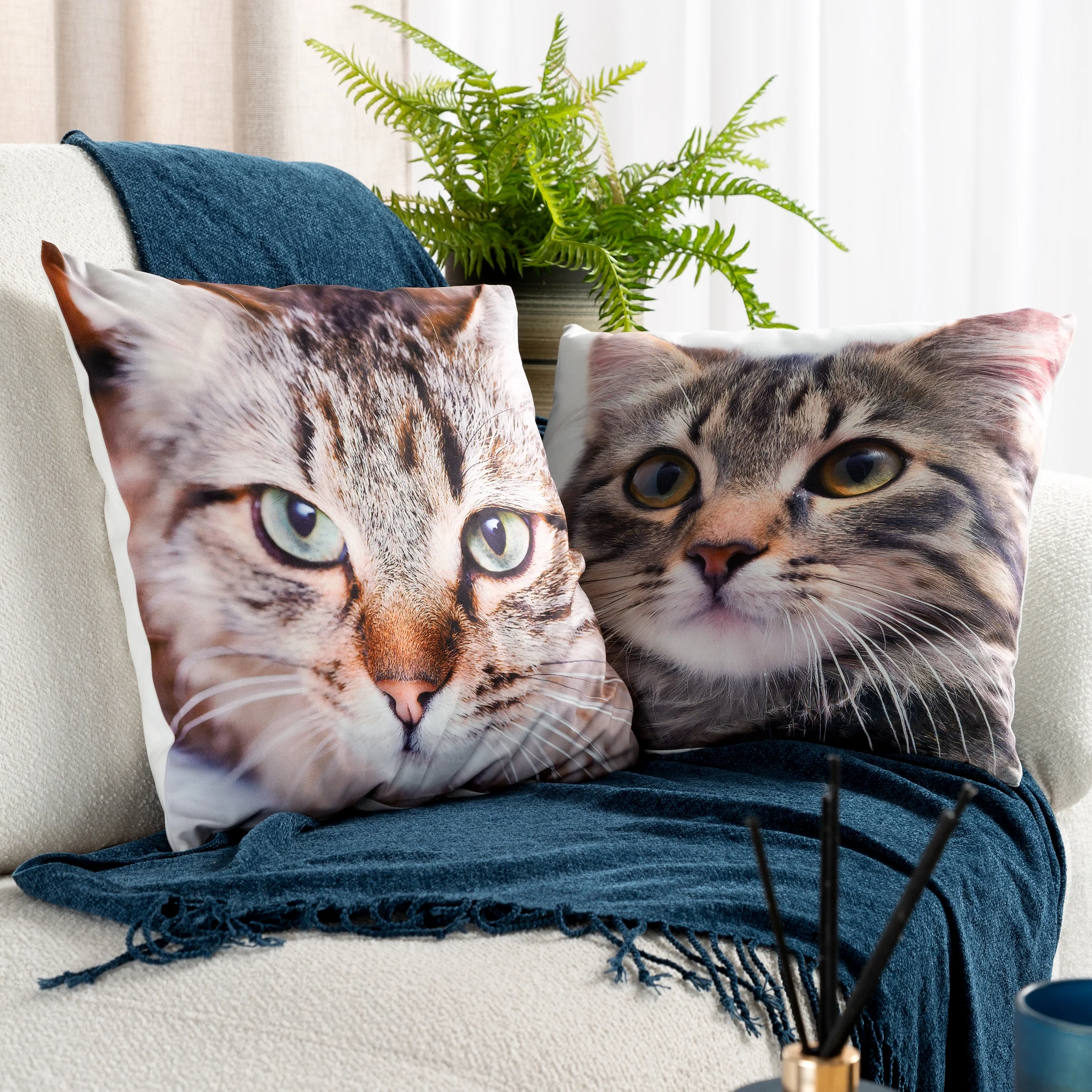 Poszewka na poduszkę 45x45 cm welwetowa zdobiona nadrukiem uroczego kota biało, brązowa ANIMAL Eurofirany
