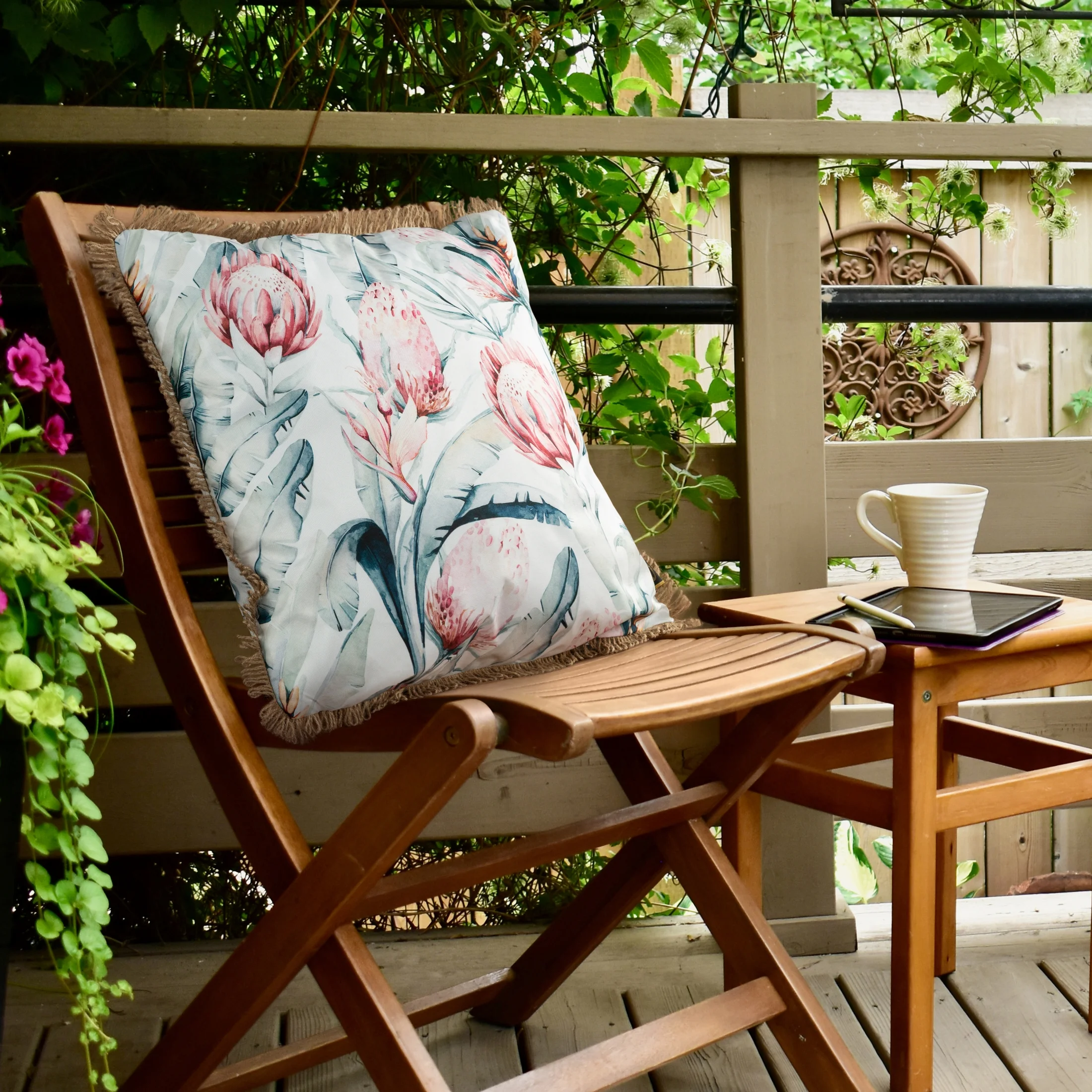 Poszewka na poduszkę 45x45 cm z tkaniny wodoodpornej na taras oraz balkon zdobiona nadrukiem kwiatów i frędzli biało, niebieska GARDEN Eurofirany