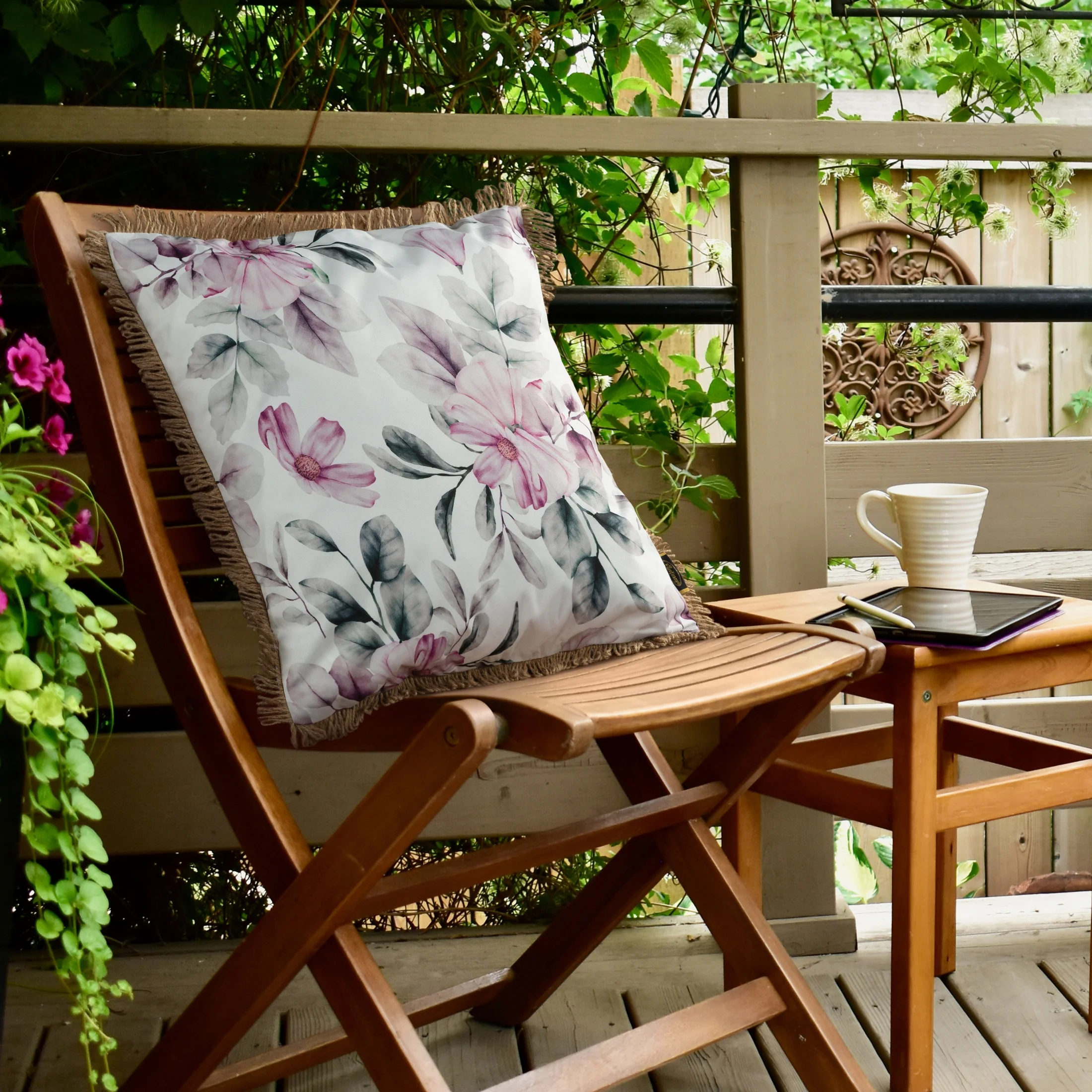 Poszewka na poduszkę 45x45 cm z tkaniny wodoodpornej na taras oraz balkon zdobiona nadrukiem kwiatów i frędzli biało, różowa GARDEN Eurofirany