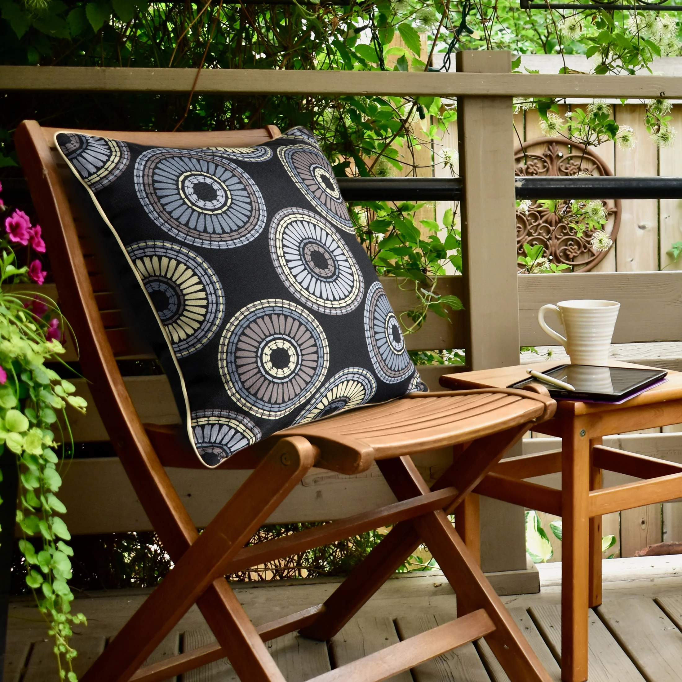 Poszewka na poduszkę 45x45 cm z tkaniny wodoodpornej na taras oraz balkon zdobiona nadrukiem z motywem mandali czarno, beżowa GARDEN Eurofirany