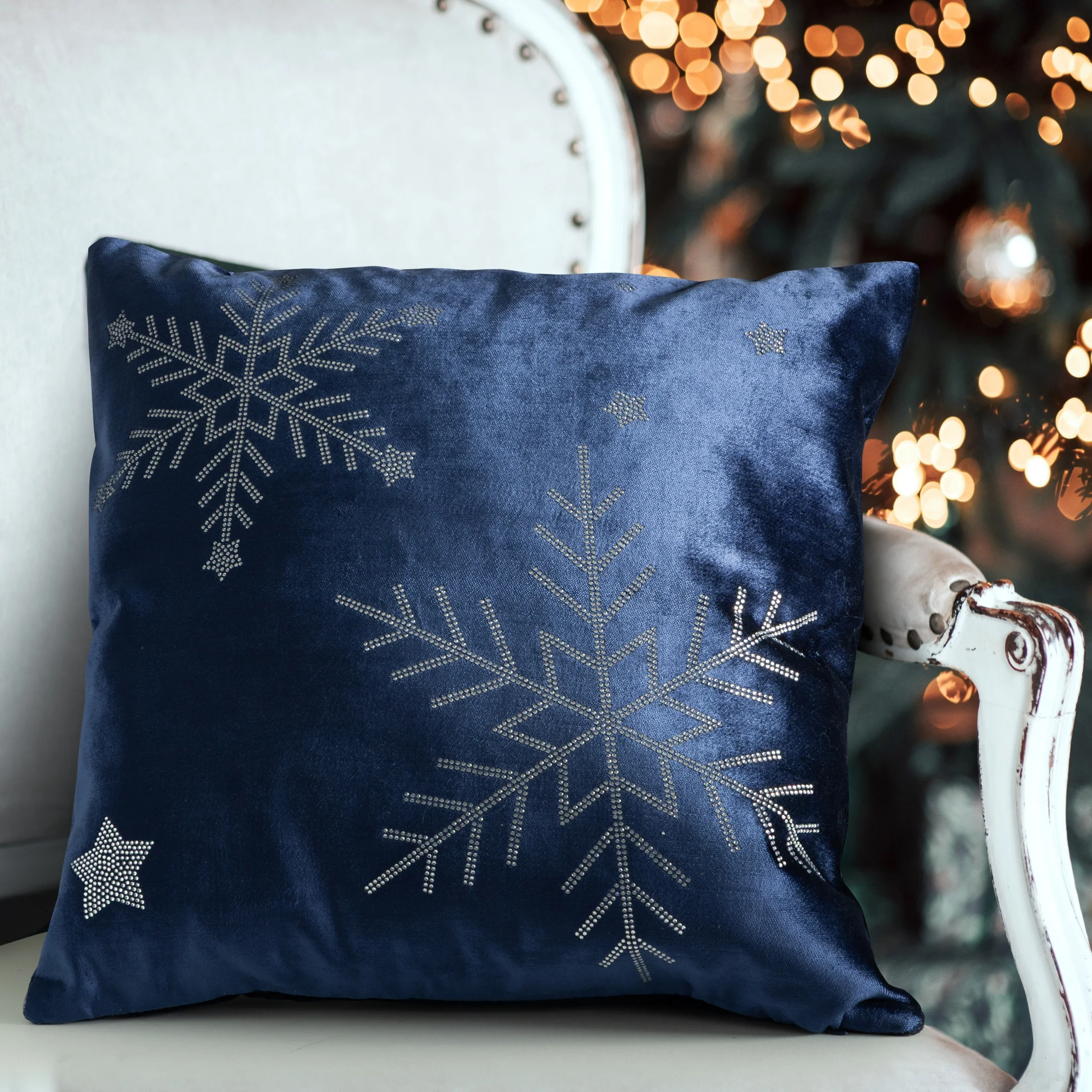 Poszewka na poduszkę świąteczna 45x45 cm welwetowa z lśniącymi kryształkami i elegancką lamówką Eurofirany