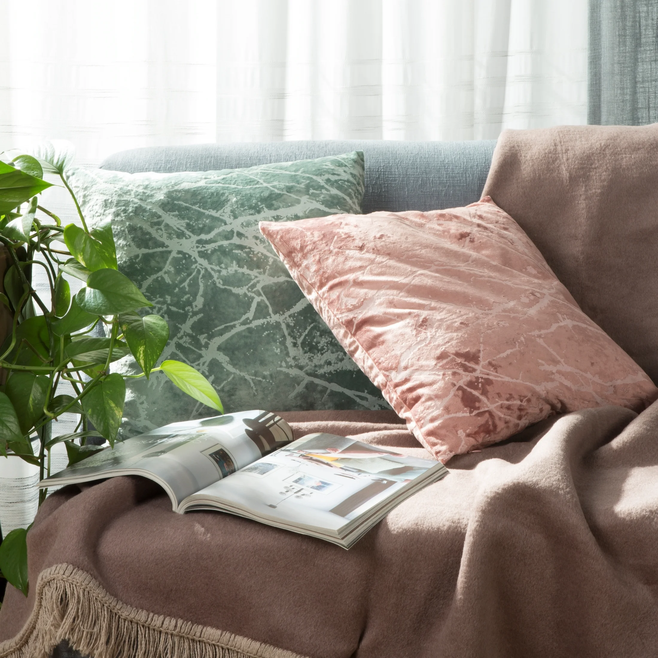 Poszewka na poduszkę 45x45 cm welwetowa z marmurkowym wzorem różowa VELVET 72 EUROFIRANY PREMIUM