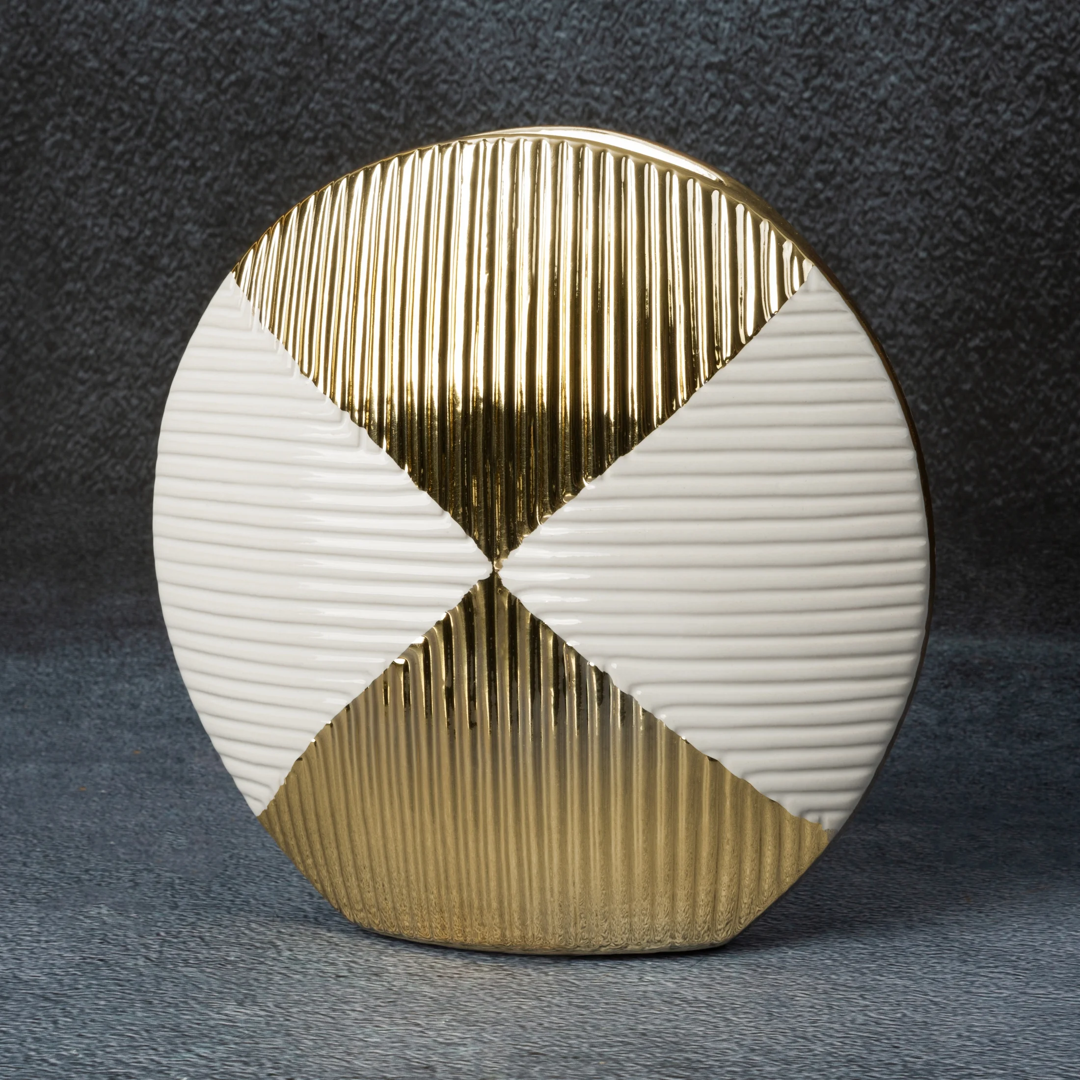 Rakel wazon ceramiczny biało-złoty z geometrycznym wzorem 20x6x21 cm Eurofirany