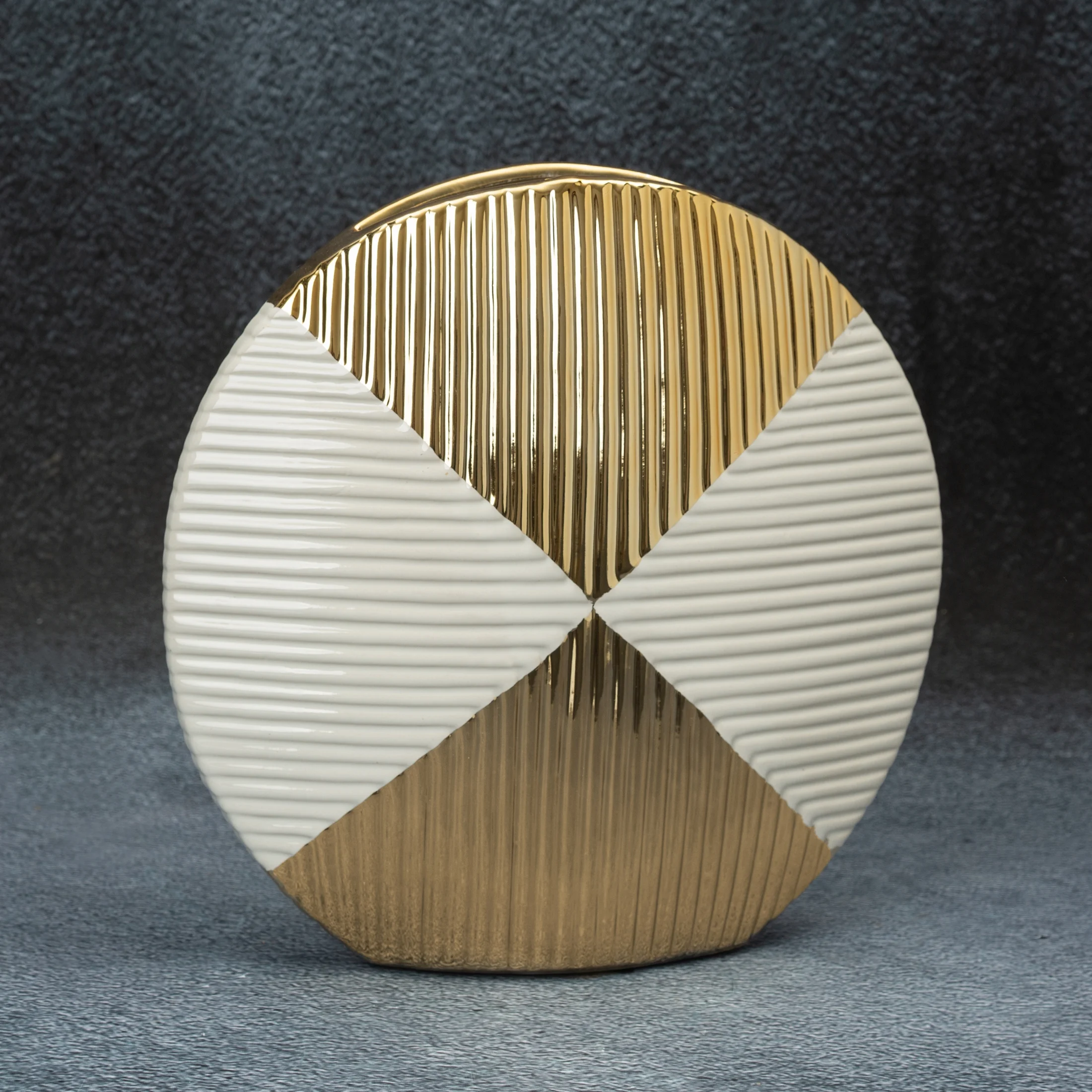 Rakel wazon ceramiczny biało-złoty z geometrycznym wzorem 26x8x26 cm Eurofirany