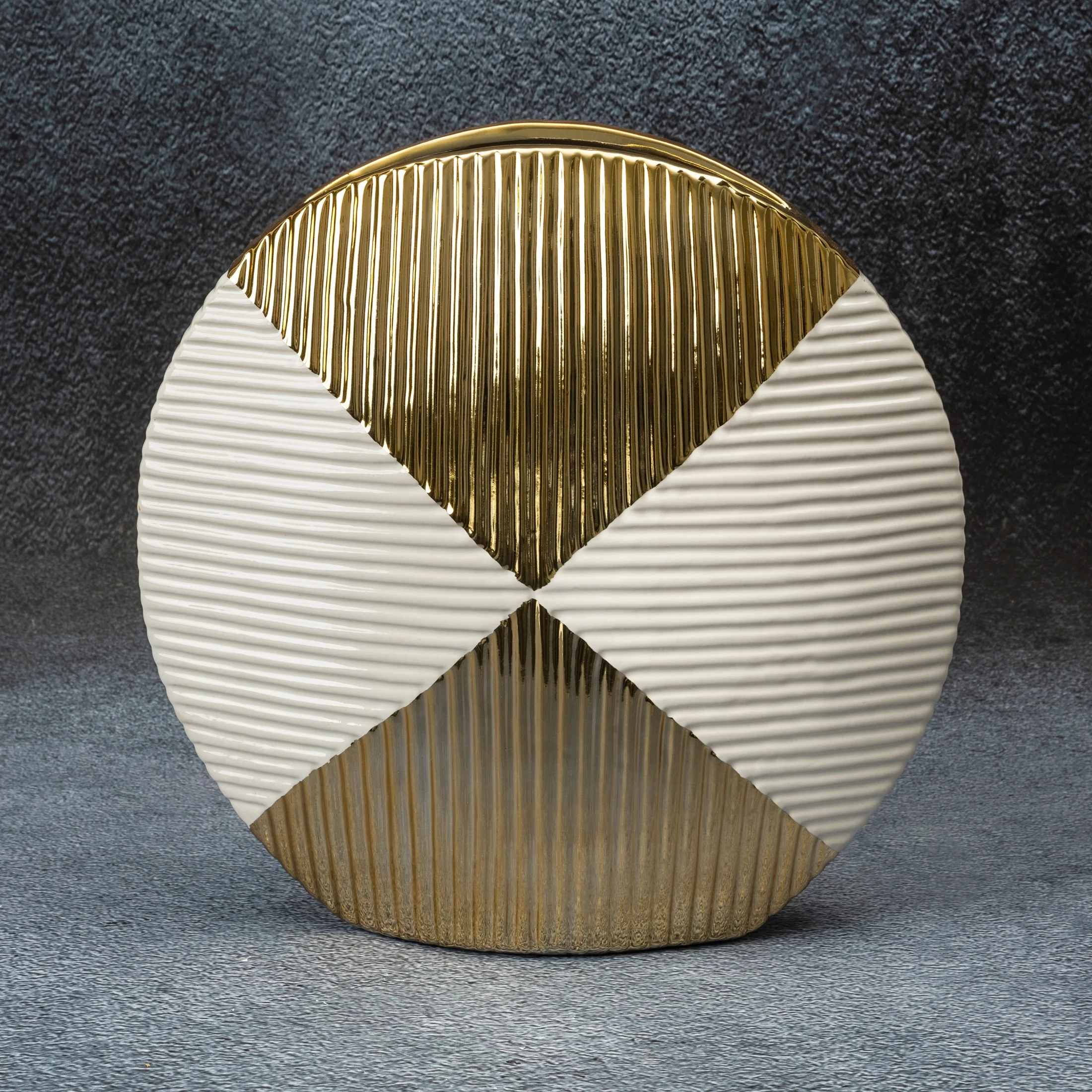 Rakel wazon ceramiczny biało-złoty z geometrycznym wzorem 31x9x31 cm Eurofirany