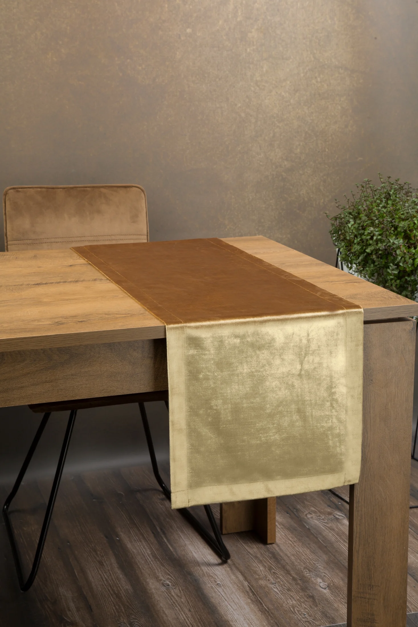 ROYAL 1 EKSKLUZYWNY ZŁOCISTY BIEŻNIK Z WŁOSKIEGO WELWETU 35x140 cm EUROFIRANY