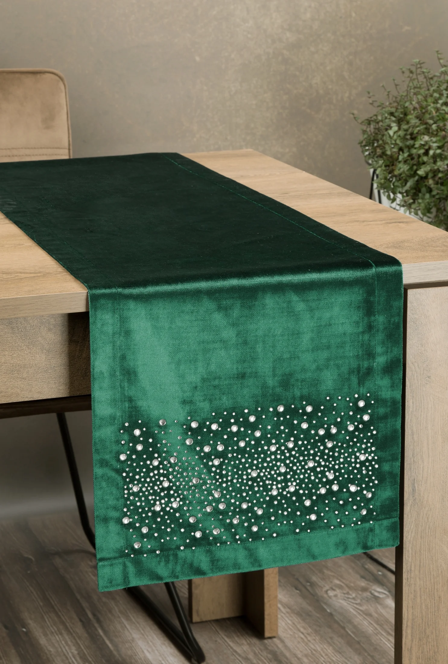 ROYAL 2 EKSKLUZYWNY ZIELONY BIEŻNIK Z WŁOSKIEGO WELWETU ZDOBIONY KRYSZTAŁAMI 35x220 cm EUROFIRANY