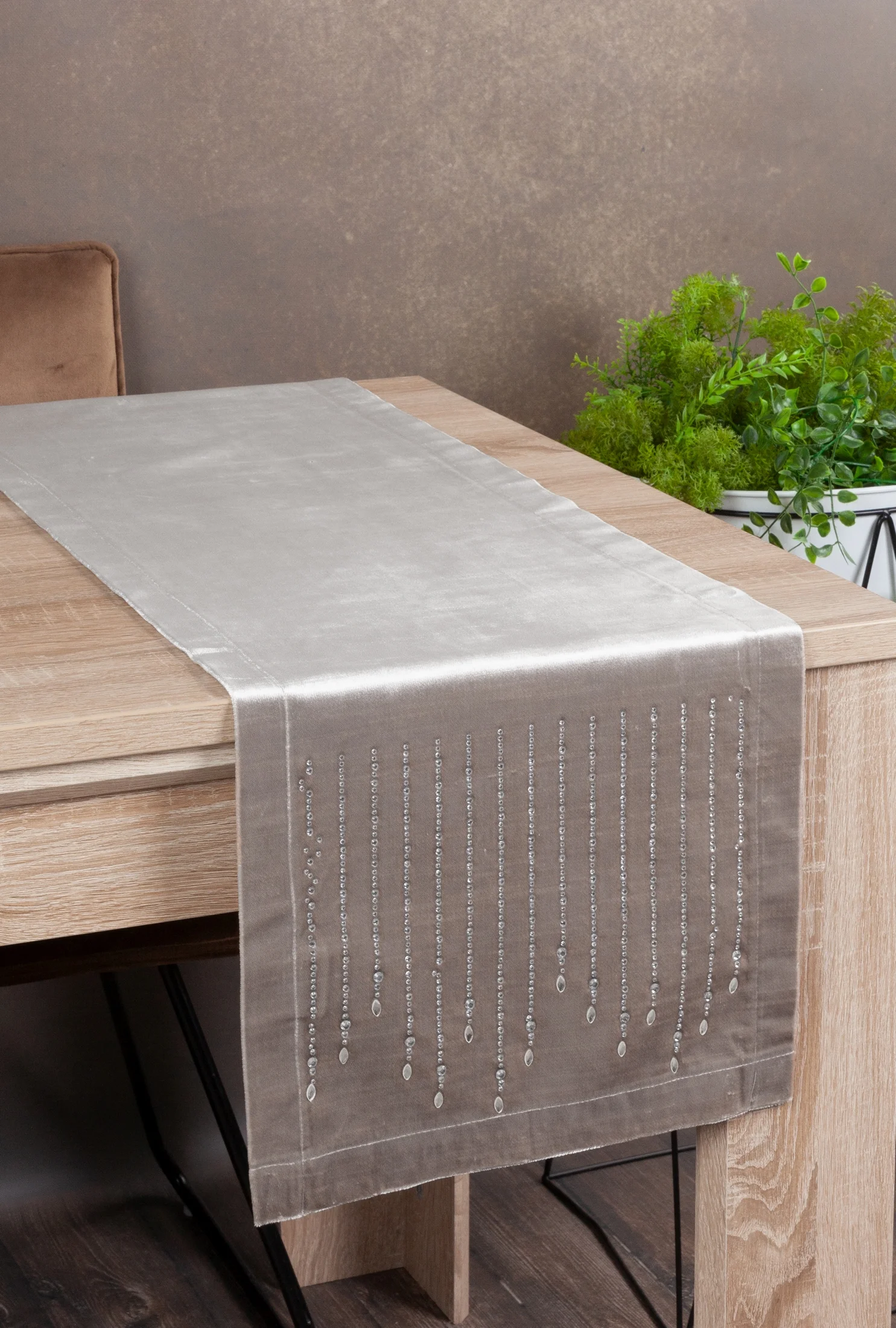 ROYAL 3 EKSKLUZYWNY BEŻOWY BIEŻNIK Z WŁOSKIEGO WELWETU ZDOBIONY KRYSZTAŁOWYM WZOREM 35x220 cm EUROFIRANY