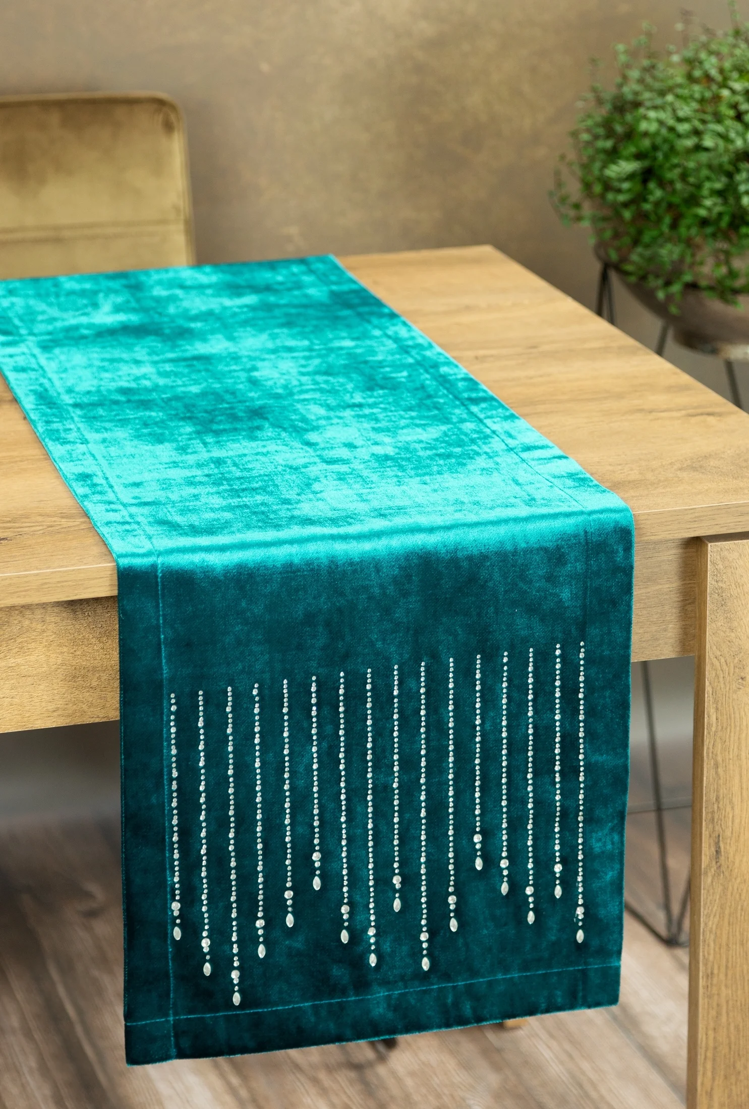 ROYAL 3 EKSKLUZYWNY TURKUSOWY BIEŻNIK Z WŁOSKIEGO WELWETU ZDOBIONY KRYSZTAŁOWYM WZOREM 35x220 cm EUROFIRANY