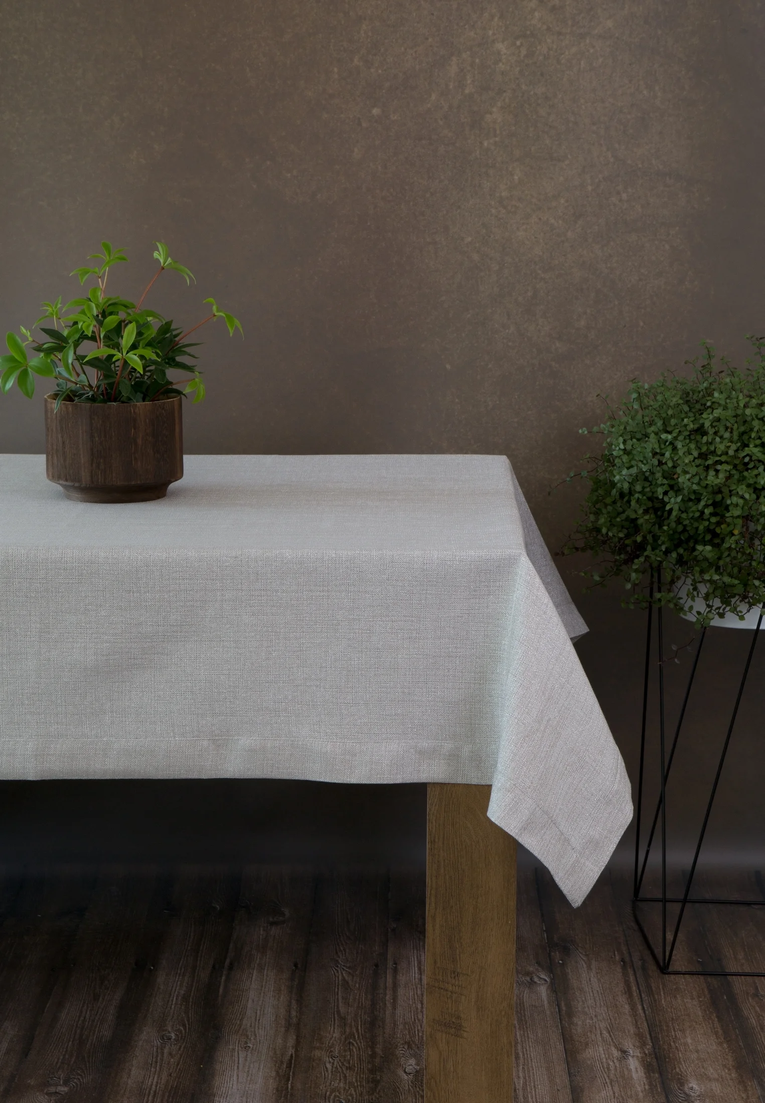 Obrus srebrny 145x350 cm z tkaniny przypominającej płótno STELLA 2 z podwójną listwą na brzegach