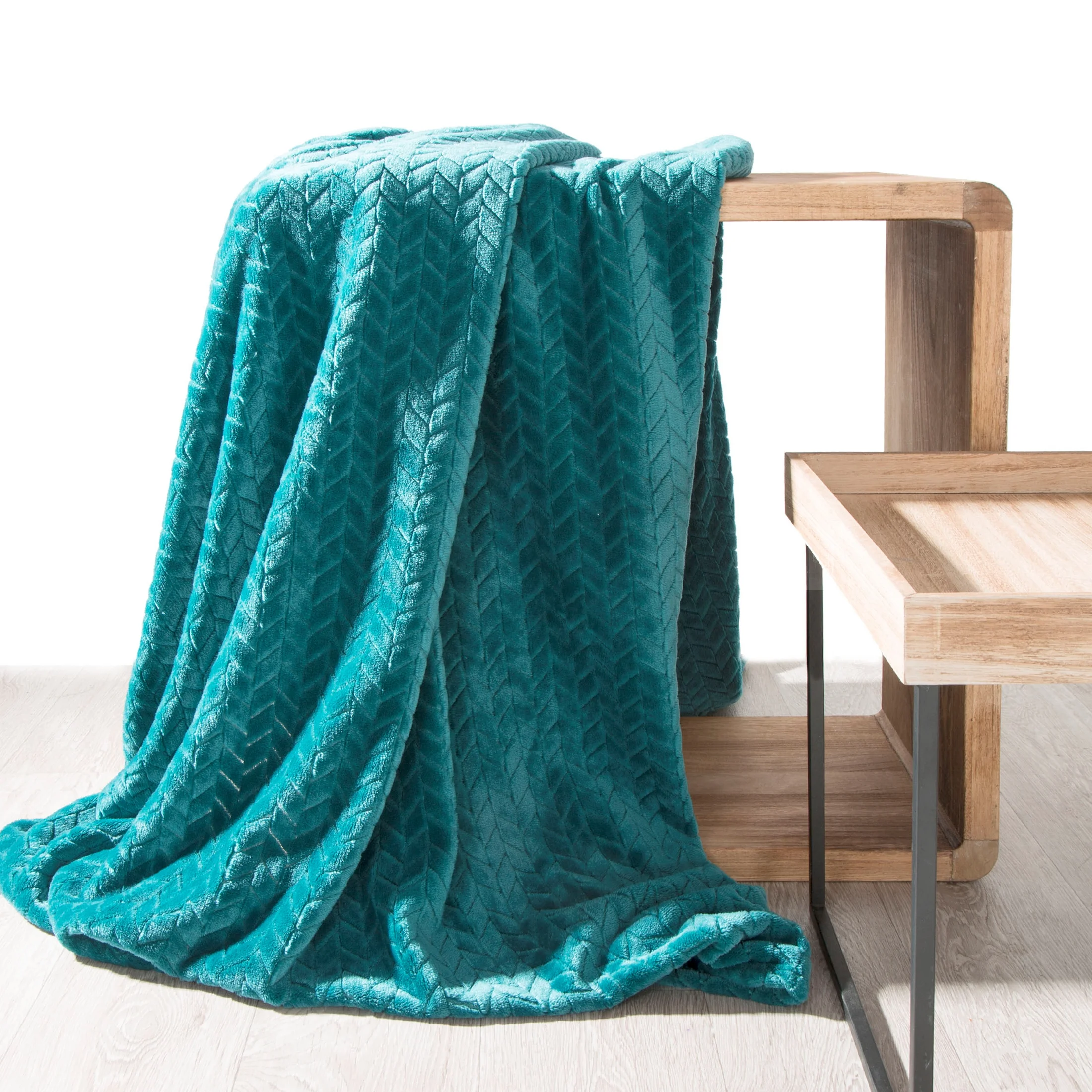 Koc 220x200 cm ciemnoturkusowy miękki w dotyku z wytłaczanym wzorem CINDY DESIGN 91 Eurofirany