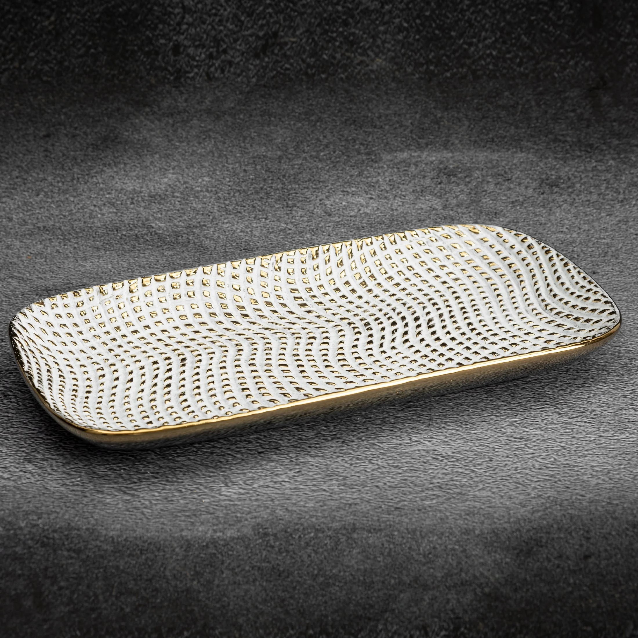 Patera ceramiczna dekoracyjna biało-złota o prostokątnym kształcie z drobnym wytłaczanym wzorem 30x16x3 cm VERDA Eurofirany