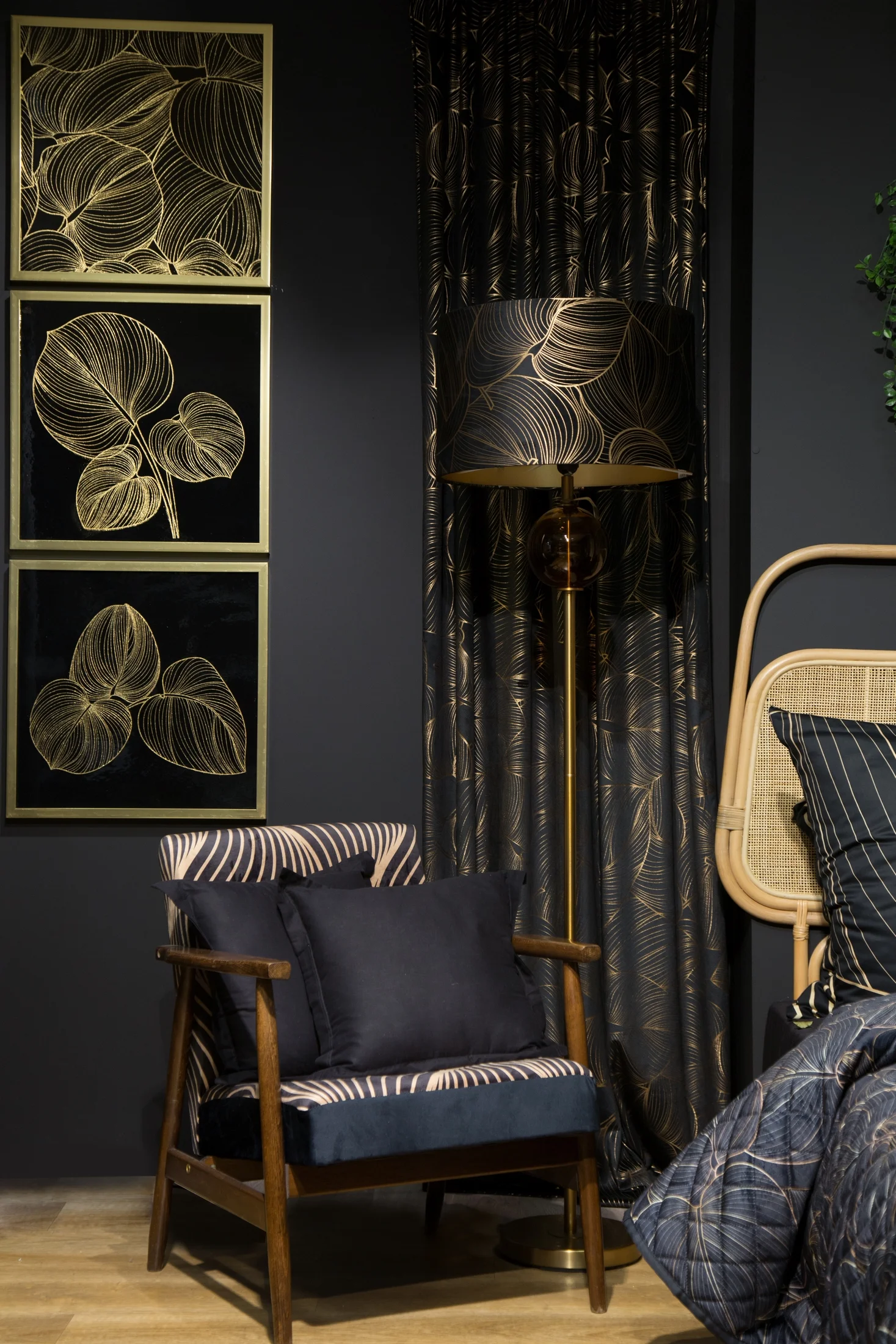 Lampa stojąca czarna VICTORIA 1 z welwetowym abażurem z motywem botanicznym Limited Collection Eurofirany