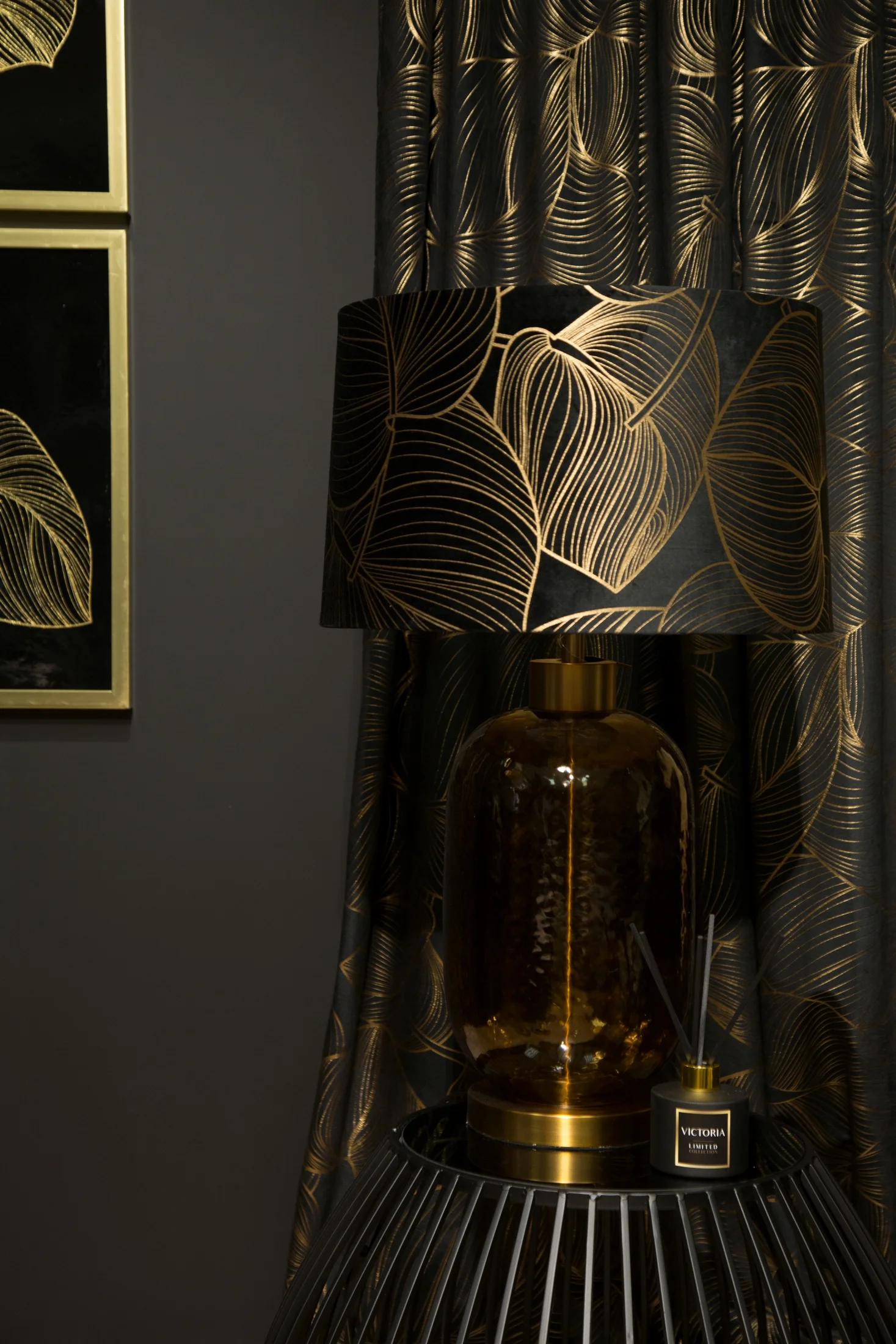 Lampa stołowa czarna VICTORIA 1 z welwetowym abażurem i szklaną podstawą Limited Collection Eurofirany