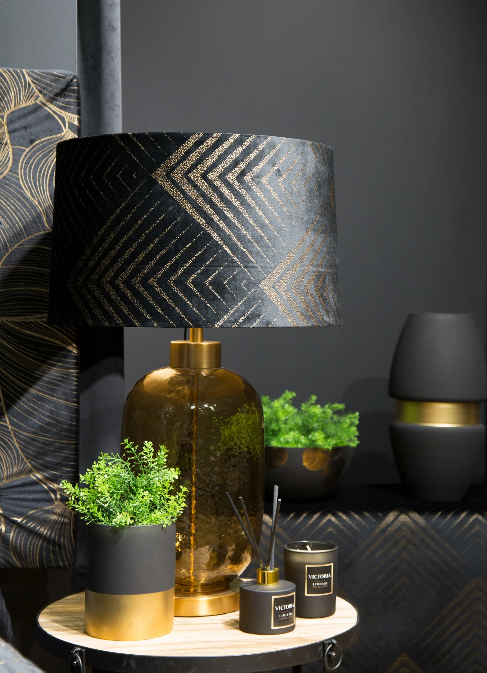 Lampa stołowa czarna VICTORIA 2 z welwetowym abażurem i szklaną podstawą Limited Collection Eurofirany
