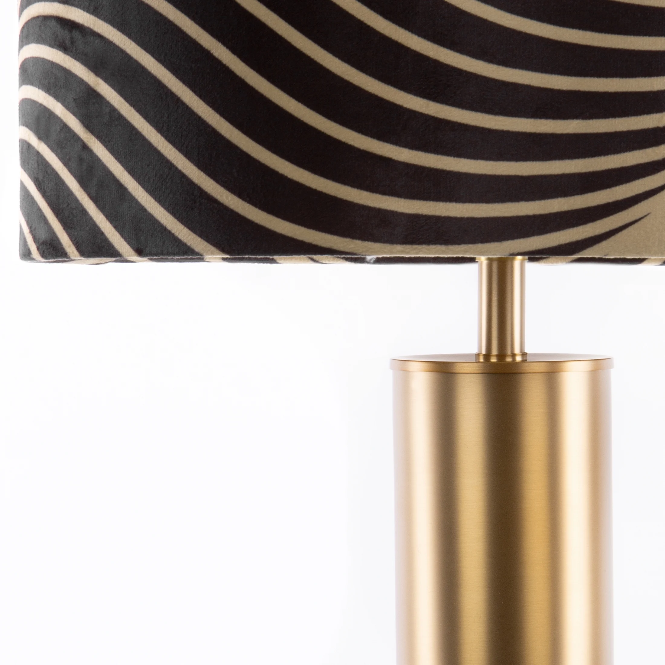Lampa stojąca czarno-złota VICTORIA 3 z welwetowym abażurem z motywem geometrycznym Limited Collection Eurofirany