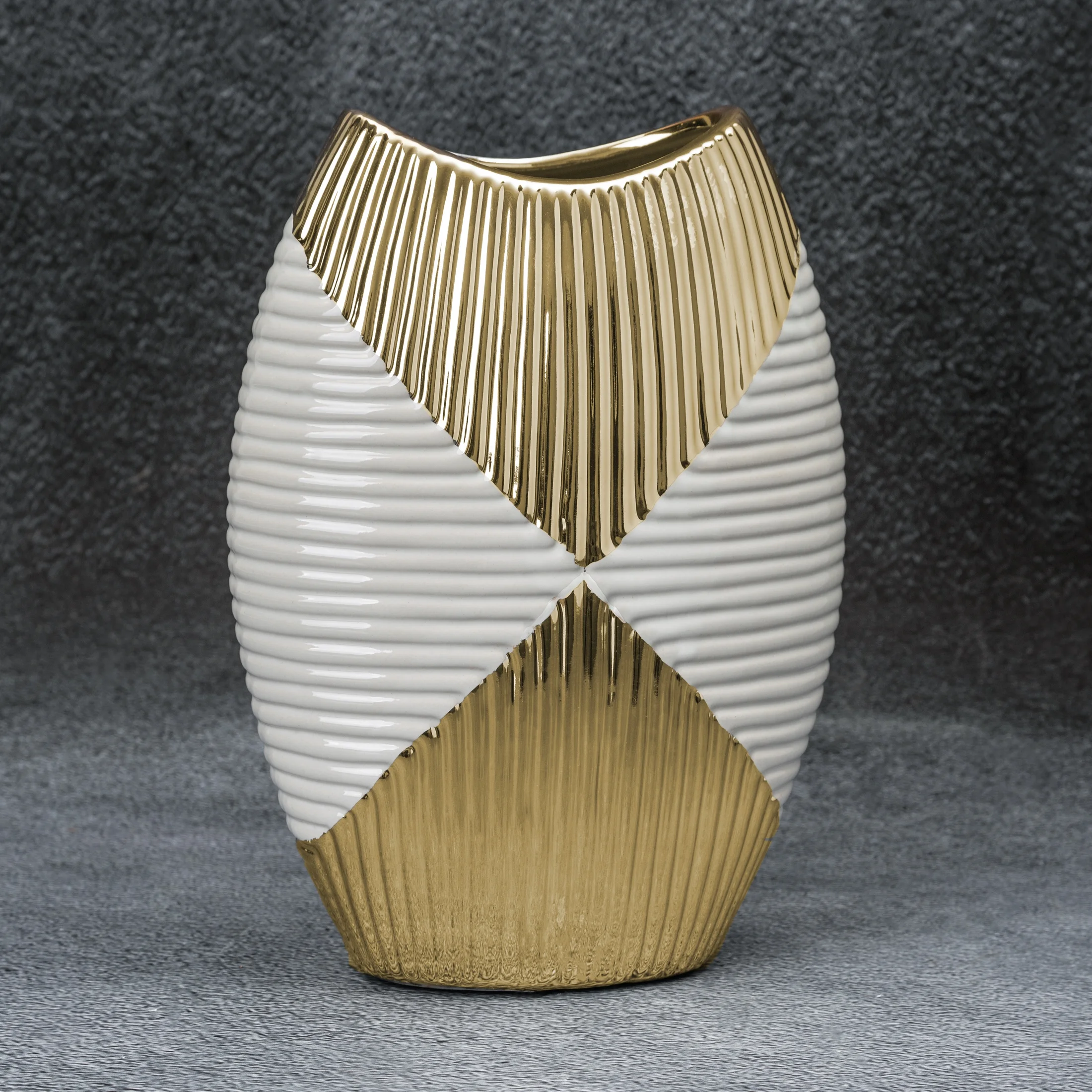 Wazon ceramiczny biało-złoty z geometrycznym wzorem