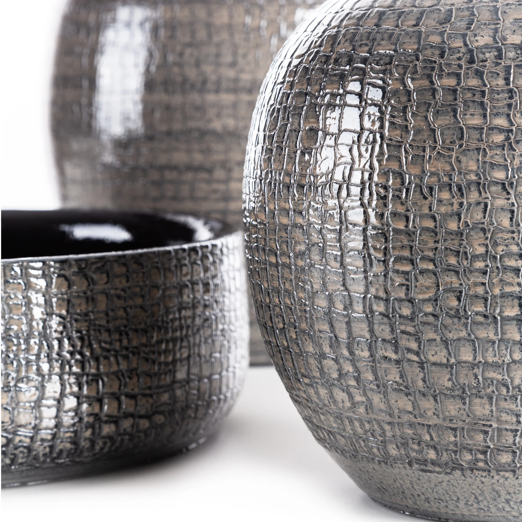 Wazon ceramiczny ciemnoszary dekoracyjny z subtelnym wytłaczanym wzorem średnica 22x22 cm Eurofirany