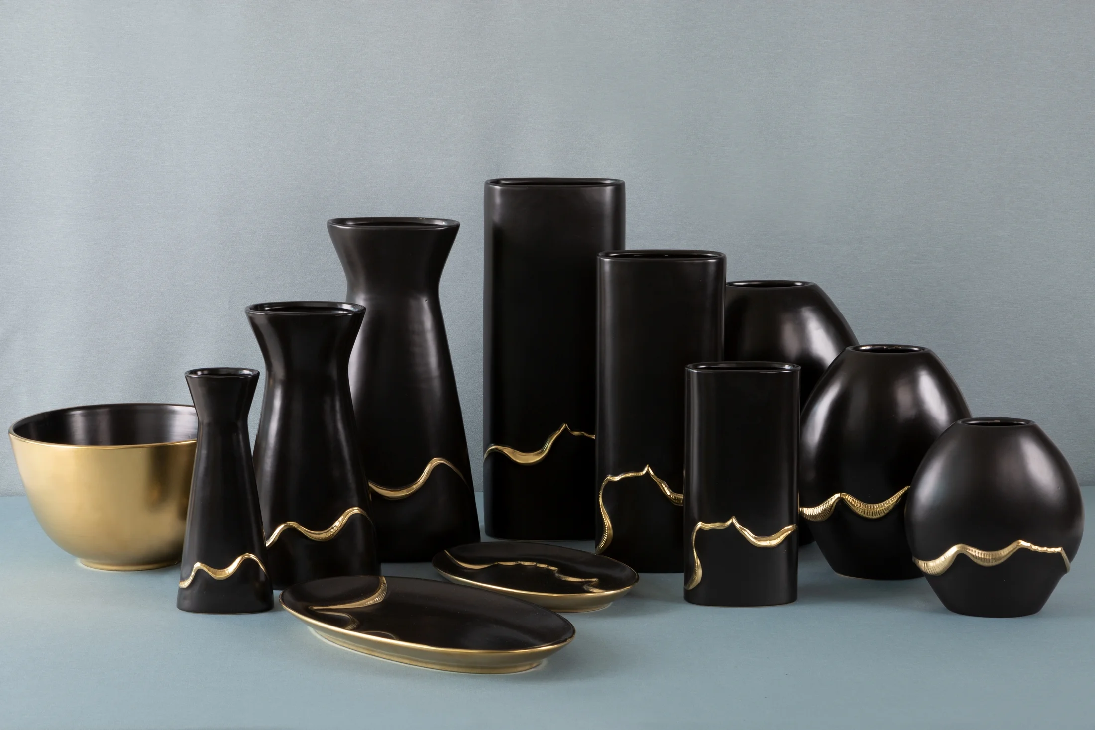 EBRU CZARNY WAZON CERAMICZNY ZE ZŁOTYM AKCENTEM 16x9x42 cm EUROFIRANY