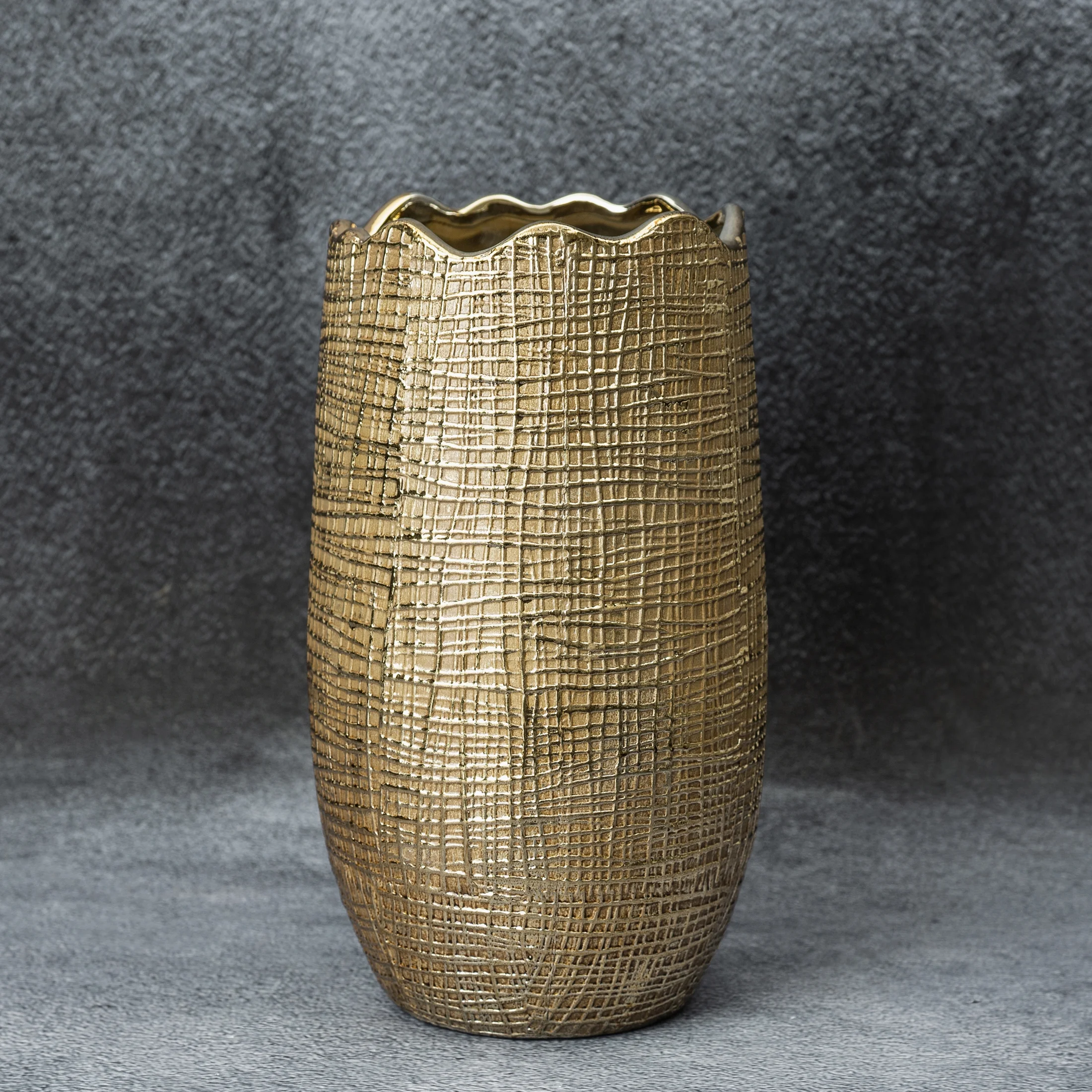 Wazon ceramiczny brązowo-złoty z wytłaczanym wzorem średnica 18x23 cm SELMA Eurofirany