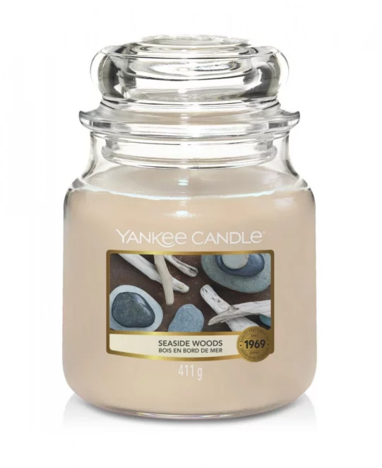 Średnia świeca zapachowa w szklanym słoiku z pokrywką YANKEE CANDLE o zapachu  Seaside Woods