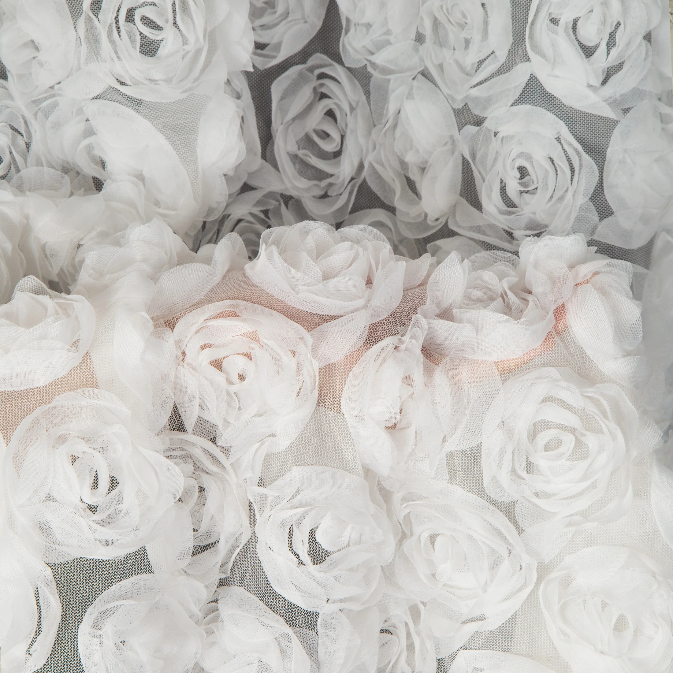 Zasłona biała zdobiona po całej wysokości aplikacją w róże 3D 140x250 cm przelotka ROSES Ewa Minge Eurofirany