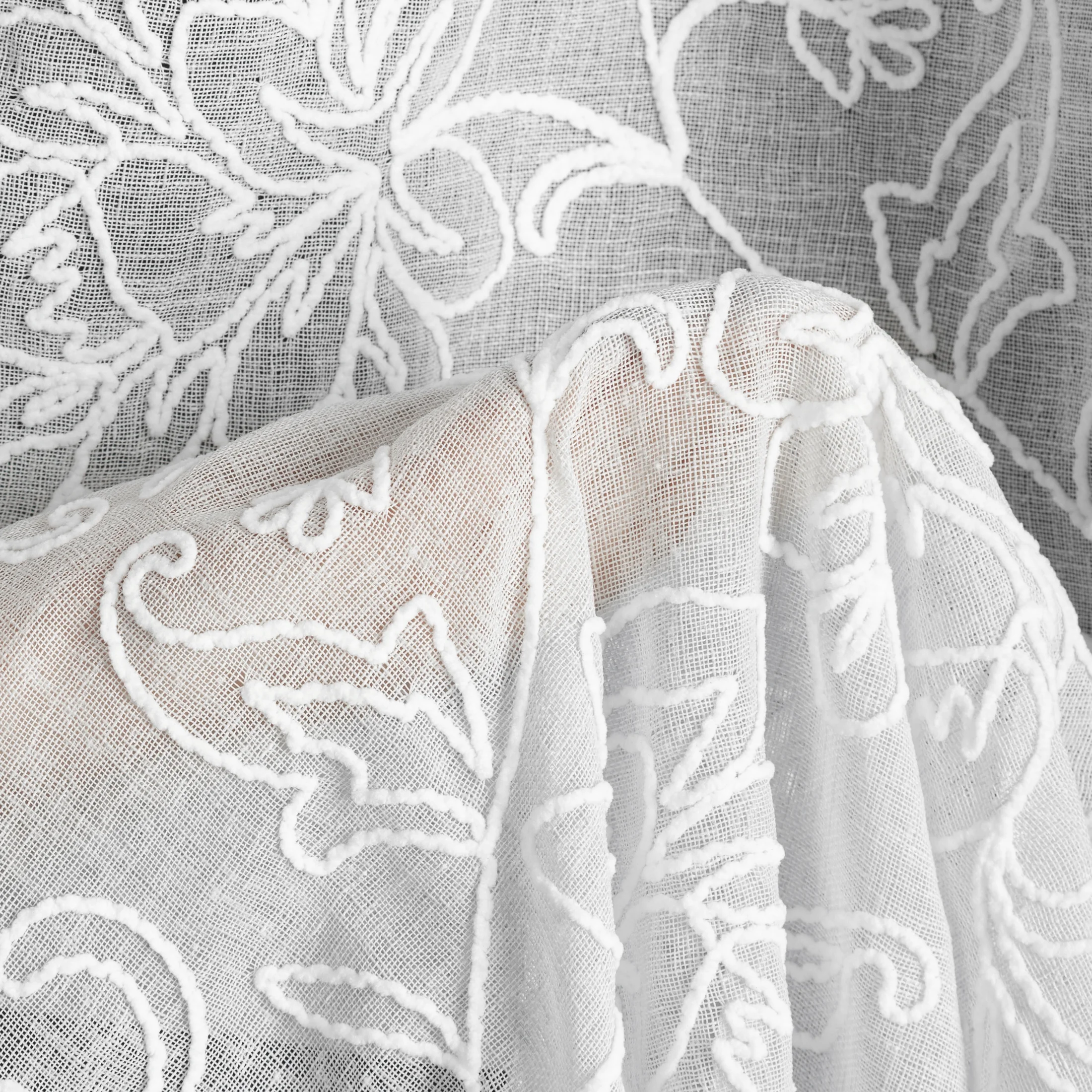 Zasłona biała zdobiona szenilowym haftem roślinnym 140x250 cm przelotki - LILY Eurofirany