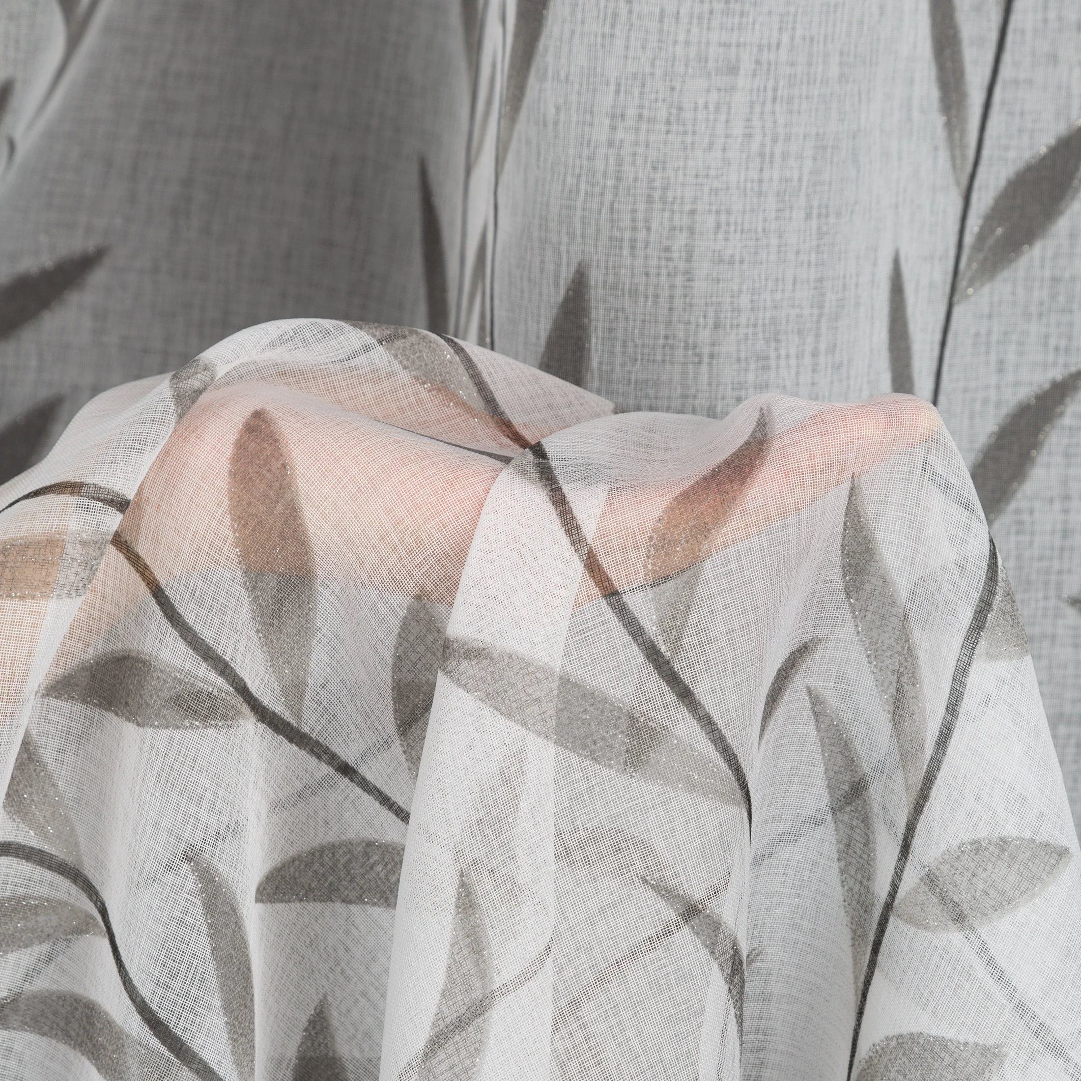 Zasłona biało, srebrna zdobiona nadrukiem liści z etaminy 140x270 cm taśma GLORI Eurofirany
