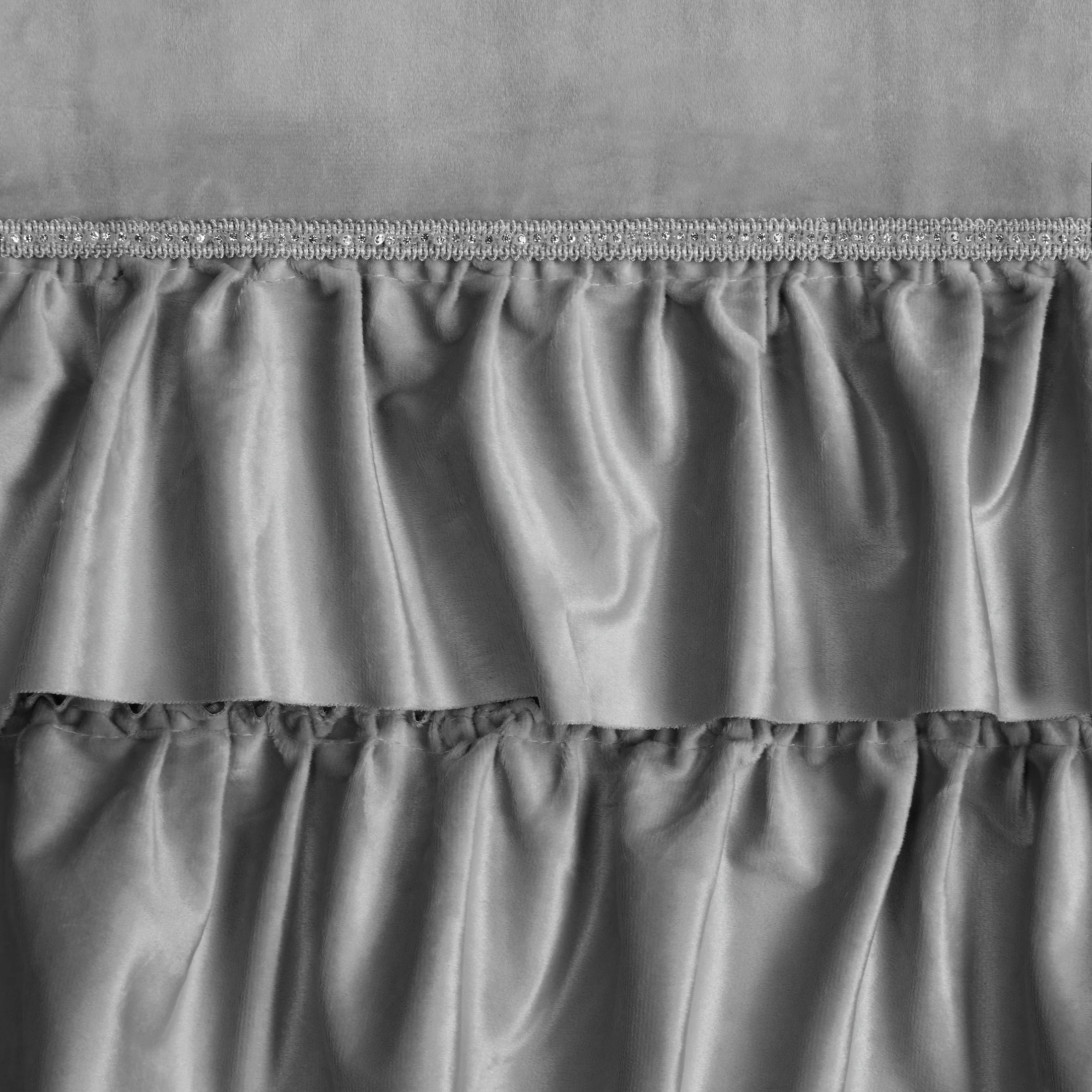 Zasłona srebrna zdobiona falbanami i lśniącymi akcentami z welwetu 140x270 cm taśma CARLI Eurofirany