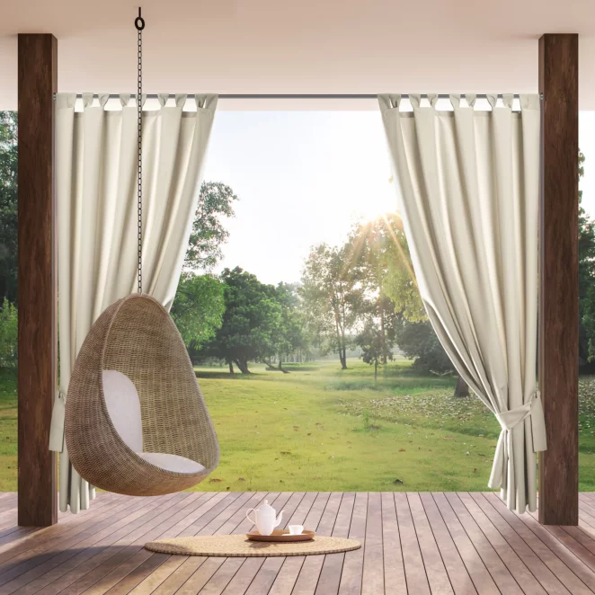 Zasłona jasnobeżowa z wodoodpornej tkaniny idealna do ogrodu i na taras 155x200 cm szelki/rzep GARDEN Eurofirany