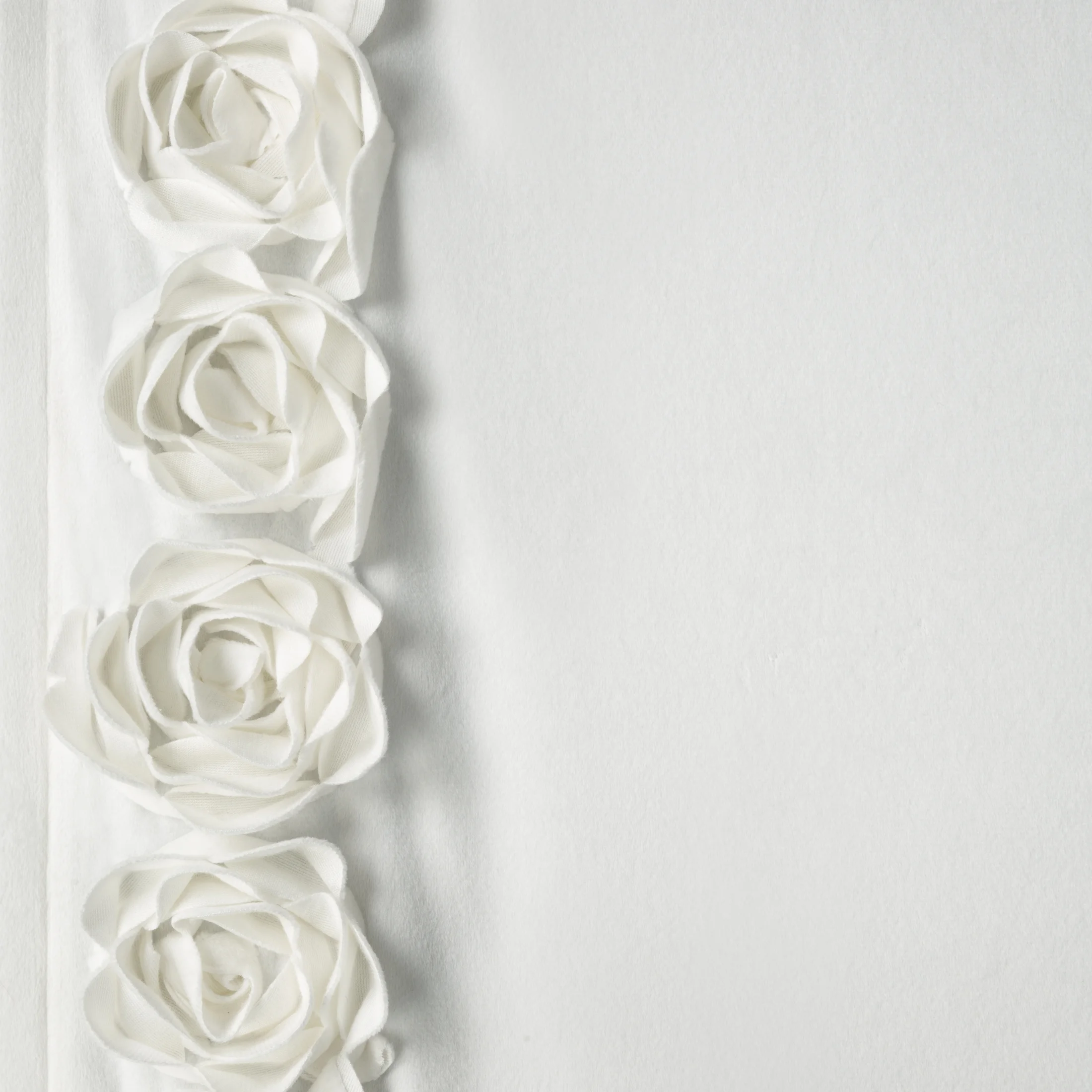 Zasłona kremowa z welwetu zdobiona aplikacją 3D róż 140x270 cm taśma - ROSES Eva Minge Eurofirany