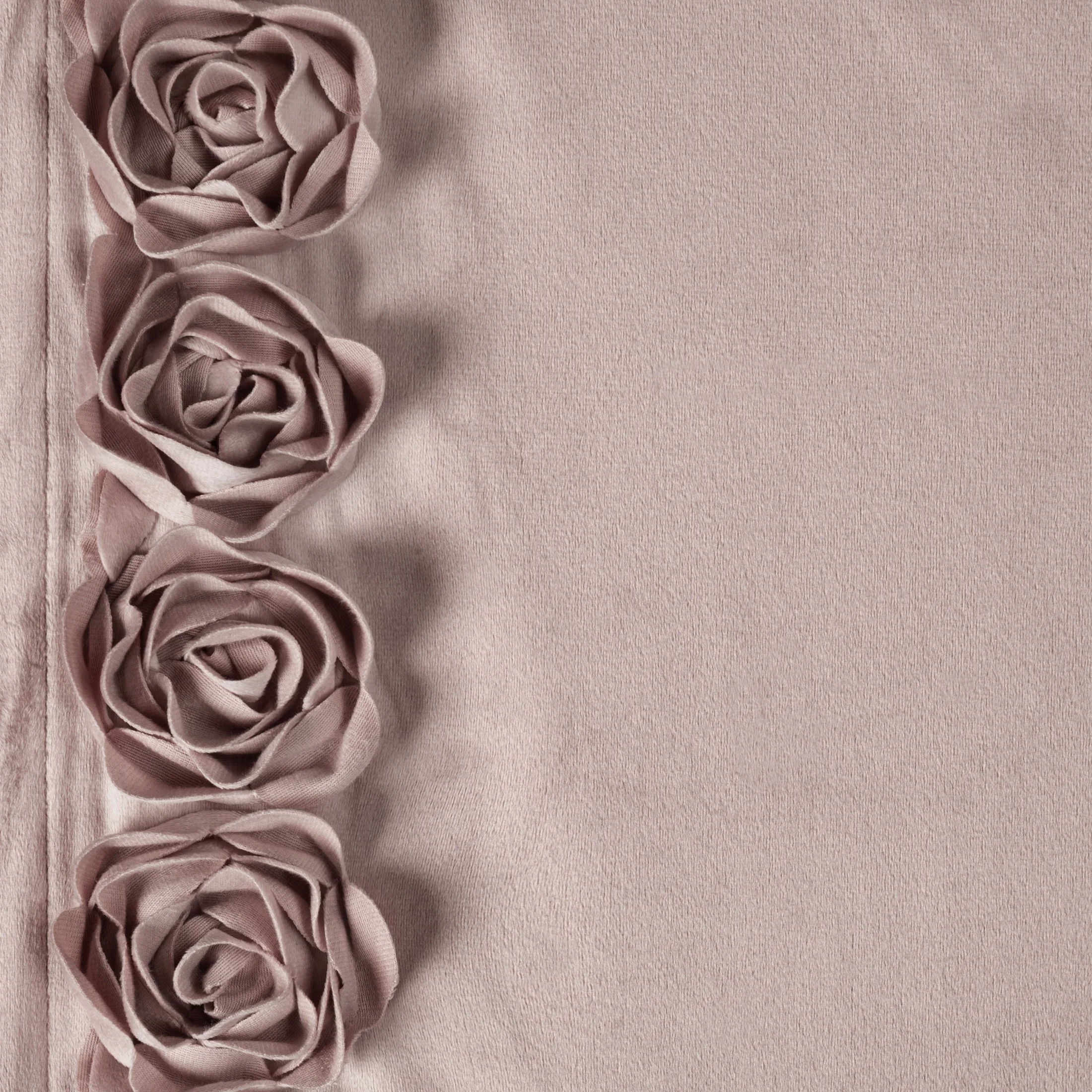 Zasłona pudrowa z welwetu zdobiona aplikacją 3D róż 140x270 cm taśma - ROSES Eva Minge Eurofirany