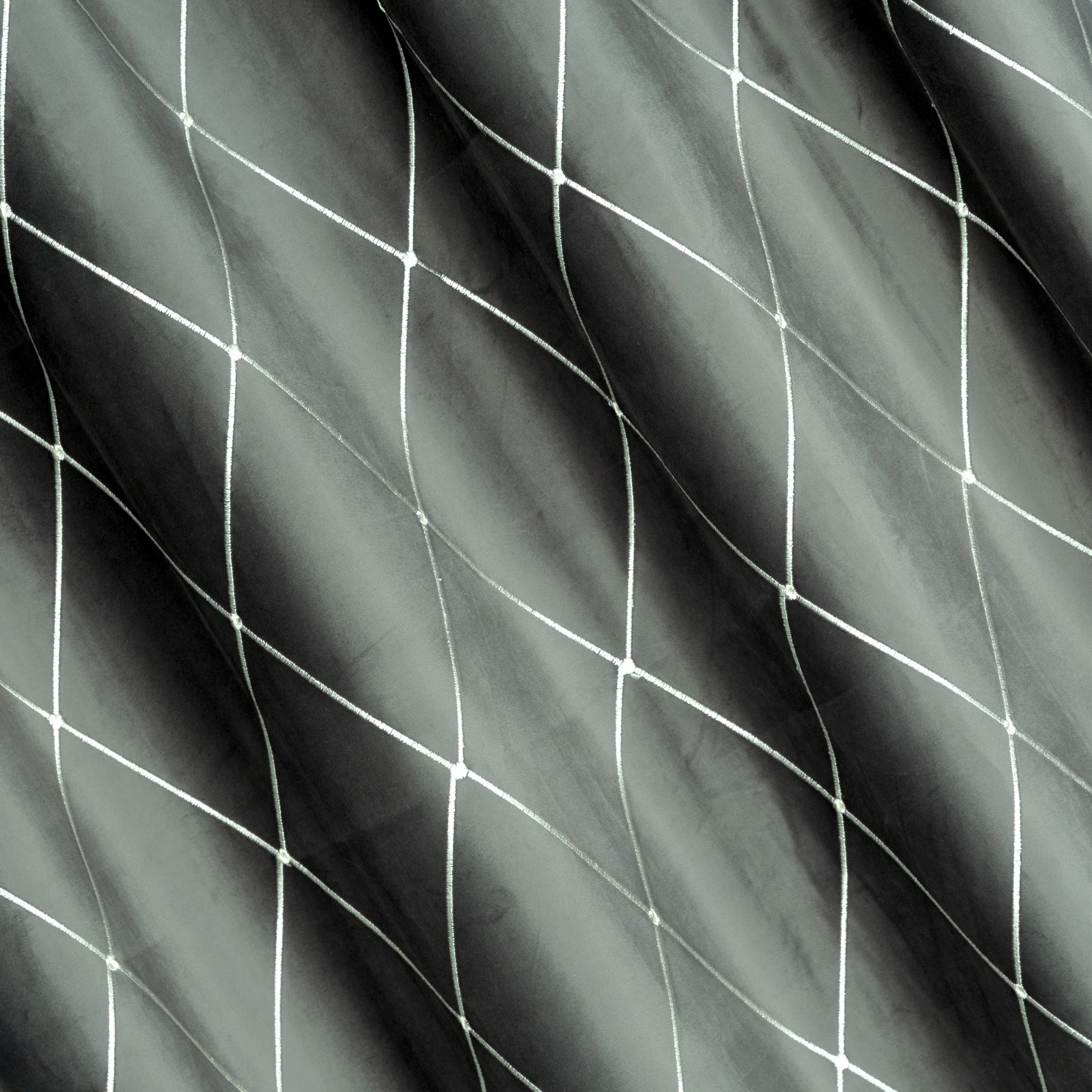 Zasłona szaro, srebrna haftowana w duże karo z tkaniny welwetowej 140x250 cm przelotka MARGO Pierre Cardin Eurofirany